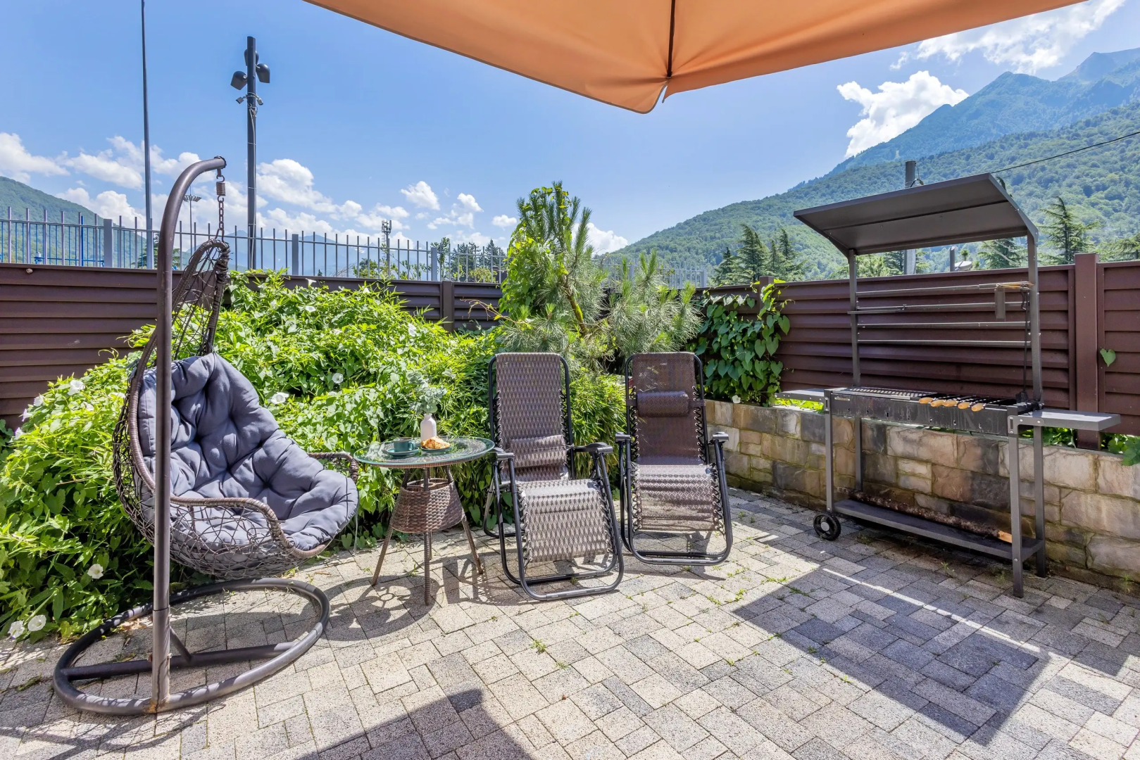 Частный дом у сквера в центре Поляны