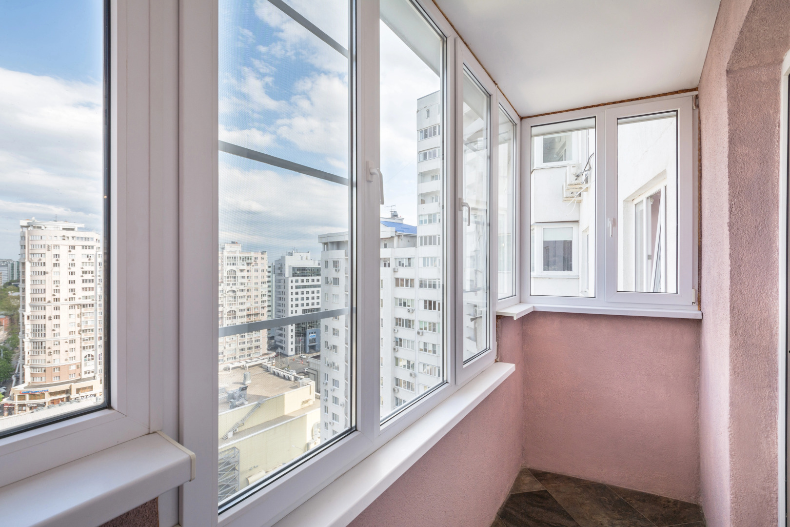 Апартаменты с финской сауной и двумя балконами — просторный двухэтажный пентхаус с двумя спальнями и гостиной