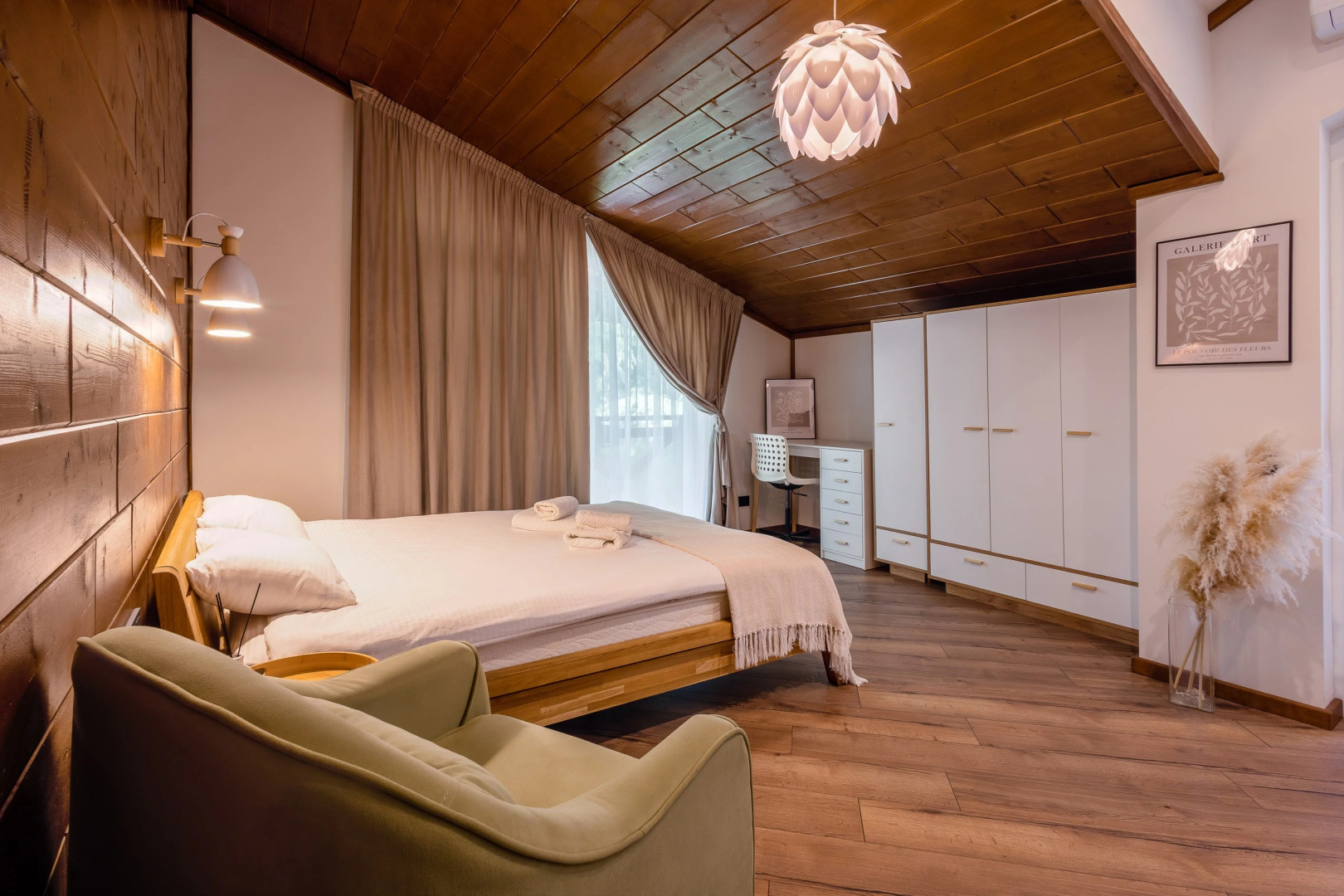 Частный дом у сквера в центре Поляны