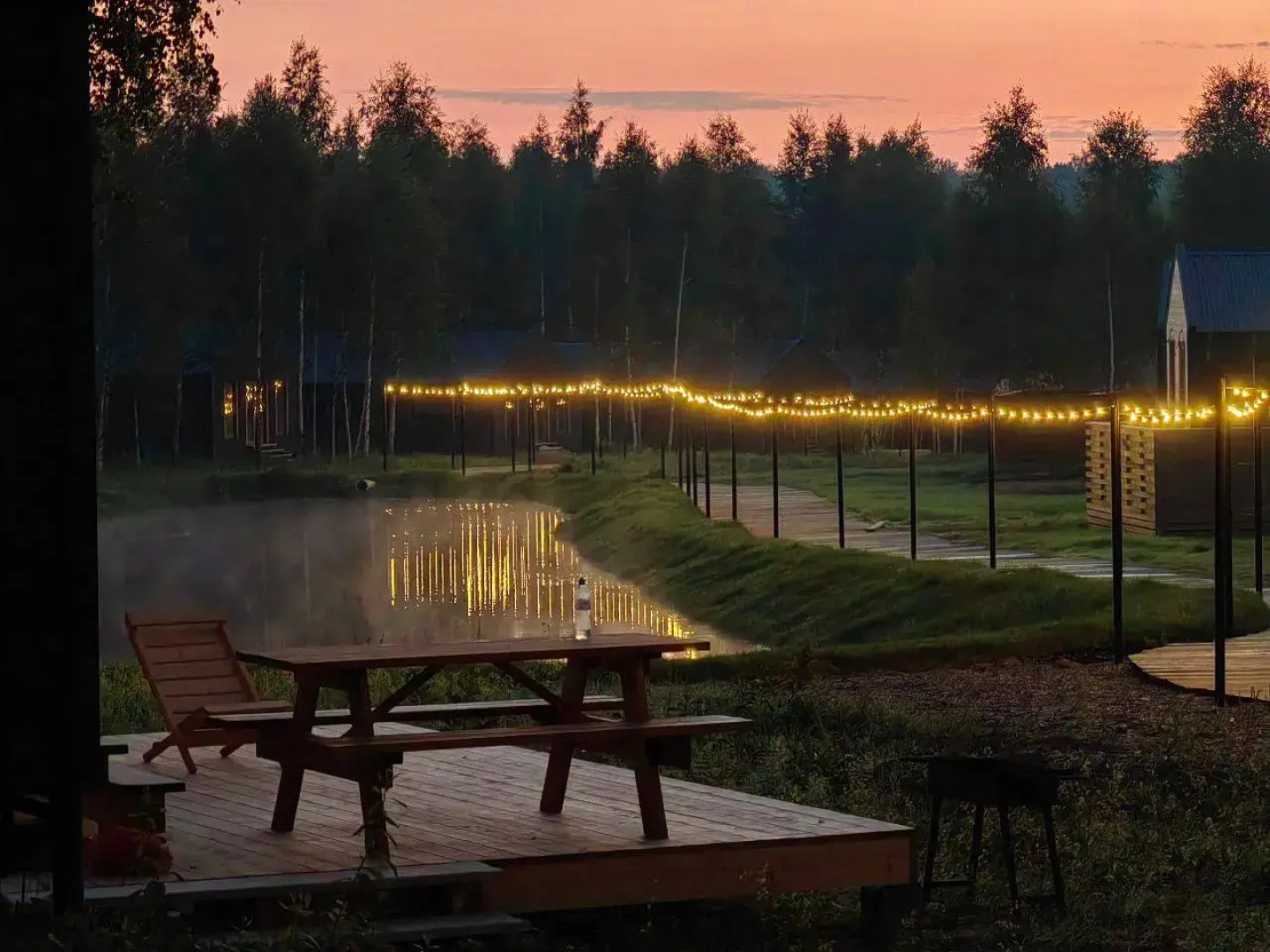 Гостевой дом в Грин Лаундж в окружении леса на берегу Истры