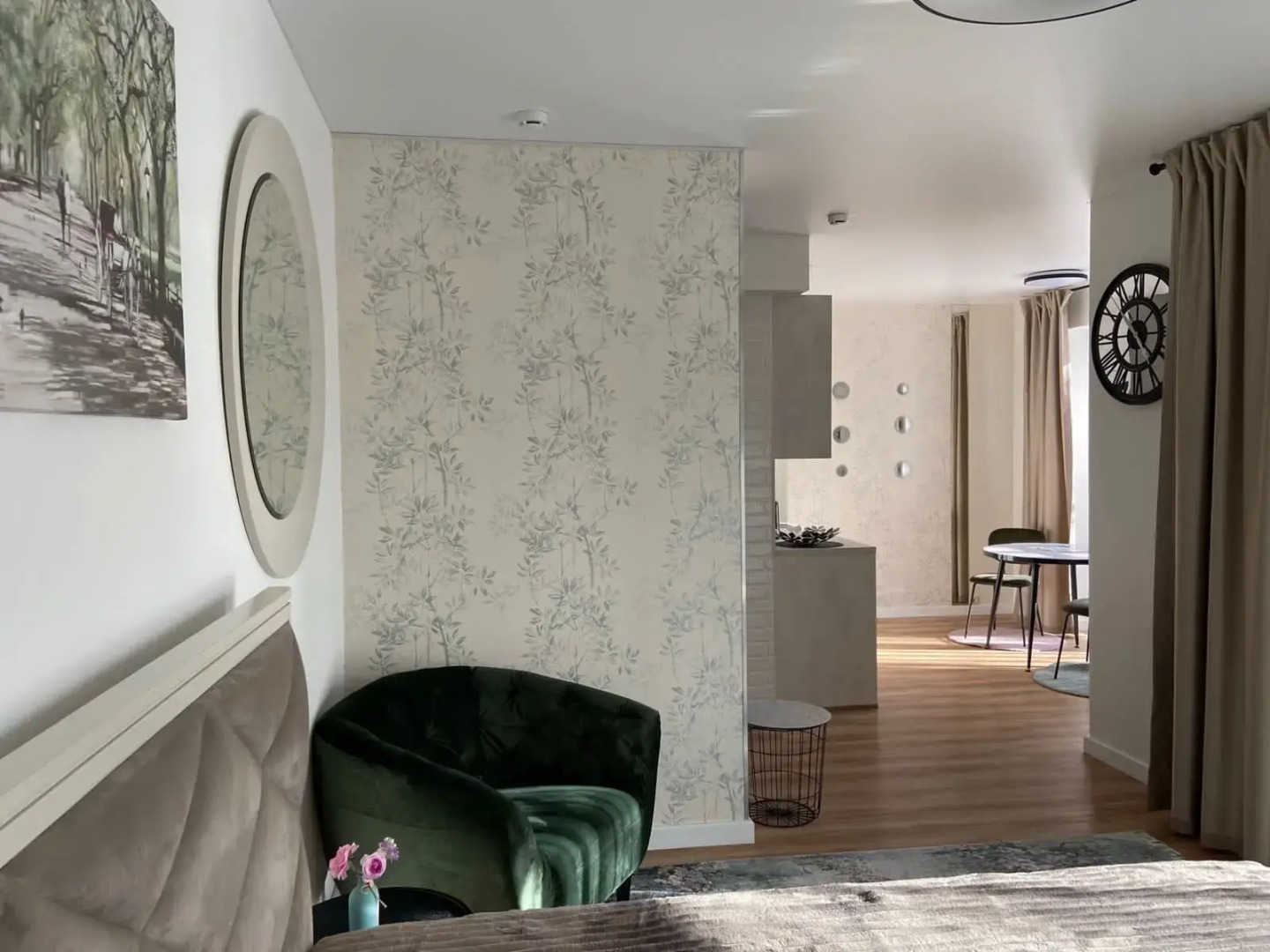 Апартаменты у берега моря с видом на парк