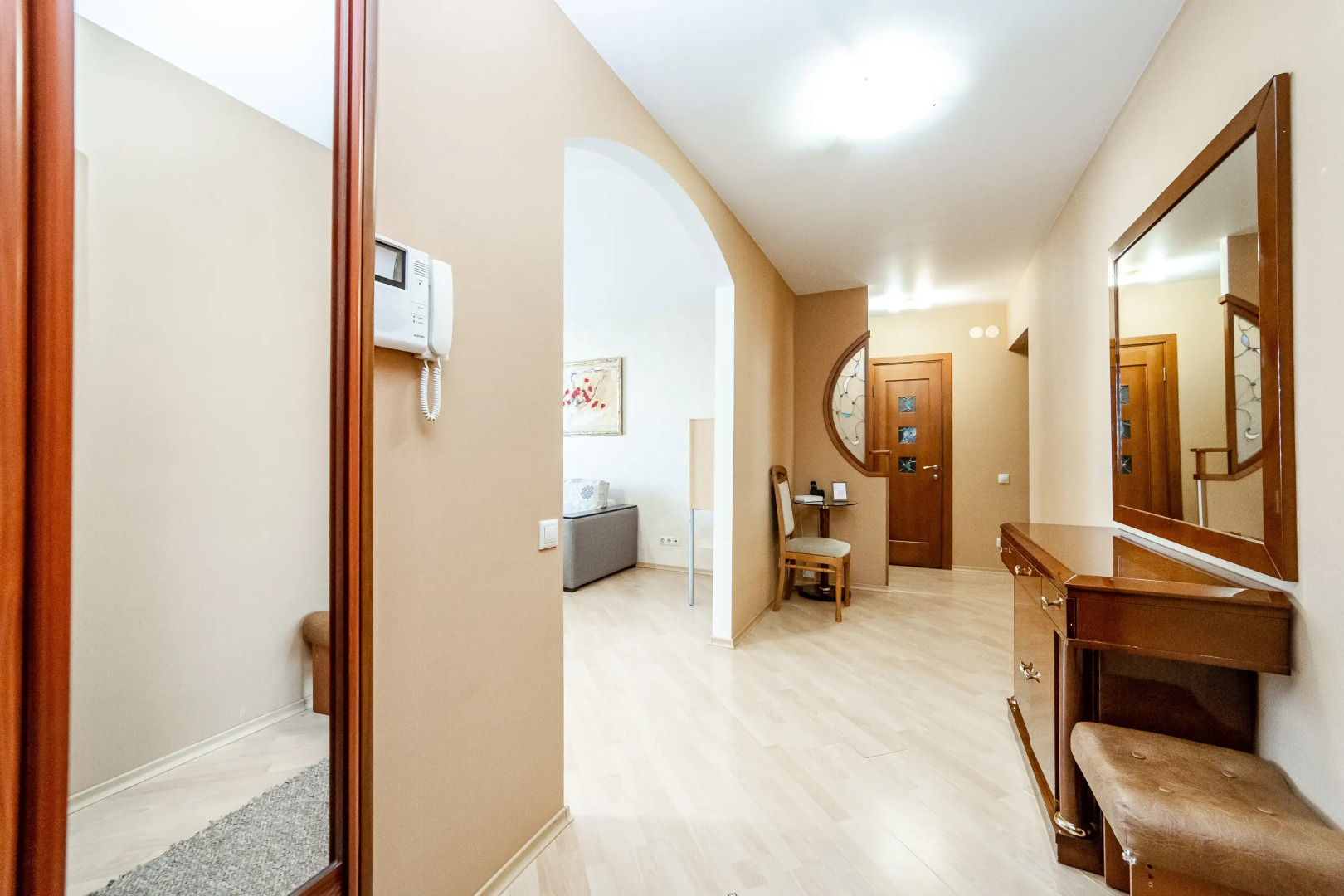 Трехкомнатные апартаменты GALLERY Minsk на Мельникайте с балконом