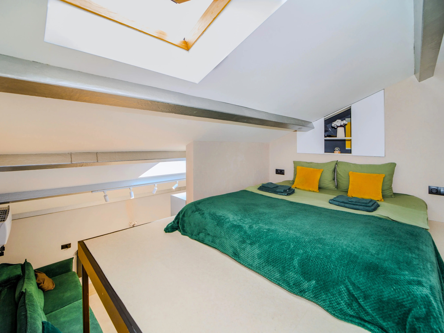 Апартаменты Современные в Скандинавском Стиле с Мансардными Окнами в Центре Москвы