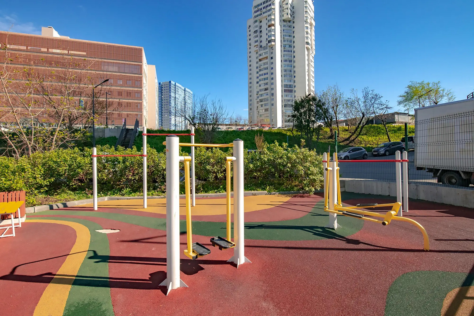 Апартаменты на высоком этаже, рядом с театром и мостом, недалеко от центра. Фастовская 29.