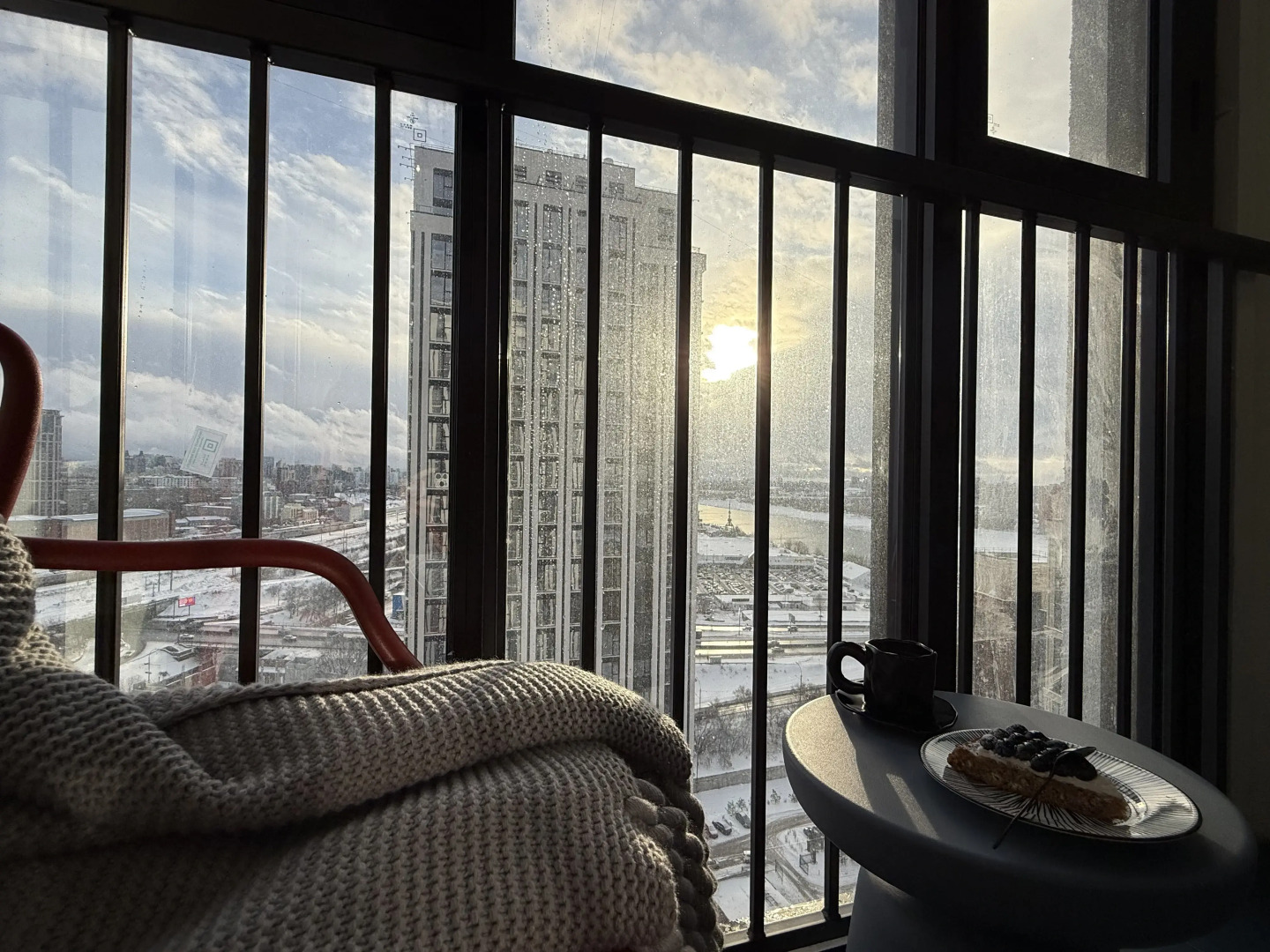 Апартаменты ЯРКИЙ ДИЗАЙН ПАНОРАМА НА РЕКУ ПРЯМО С КРОВАТИ