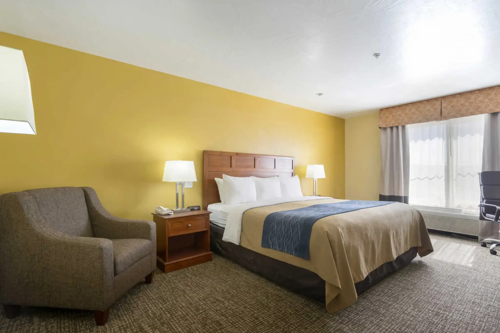 Отель Comfort Inn & Suites