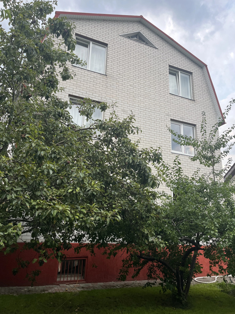 Частный дом с бассейном, сауной и камином