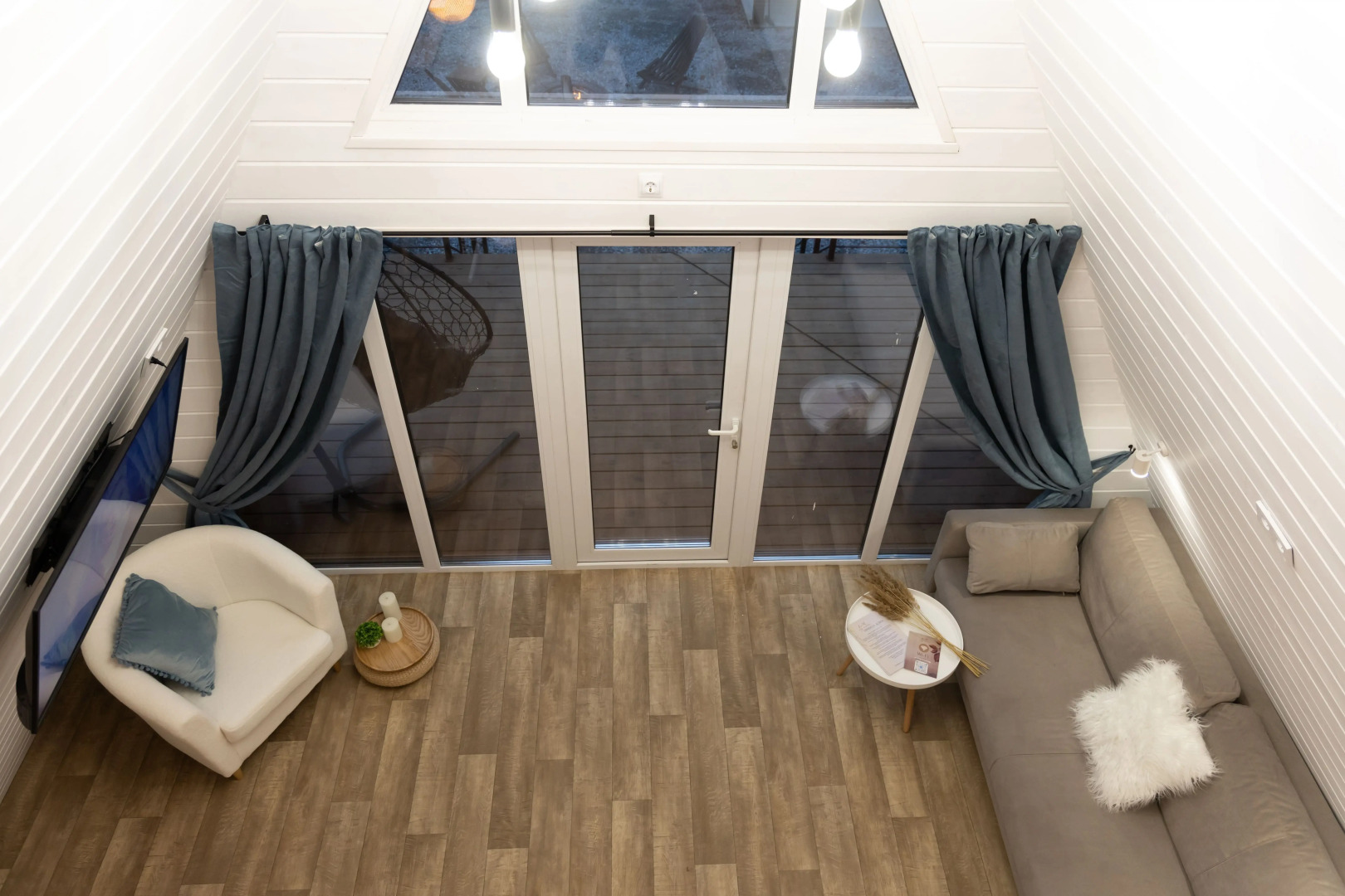 Частный дом в Стиле A-Frame на Берегу Озера