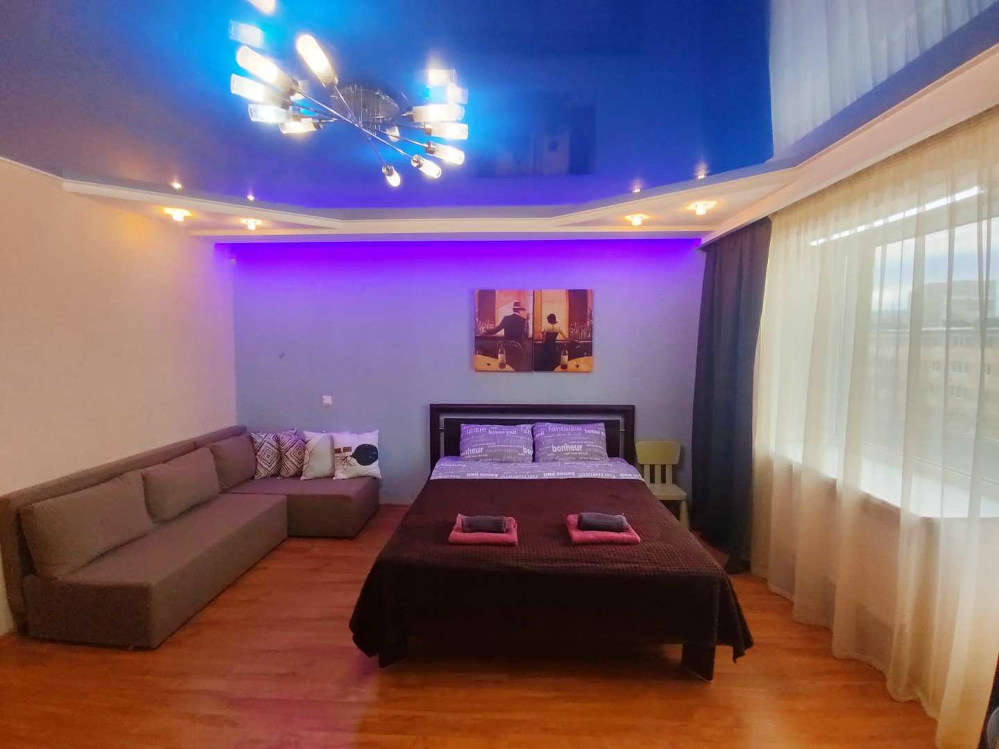 Квартира трёхкомнатная с двумя уборными лифтом и балконом