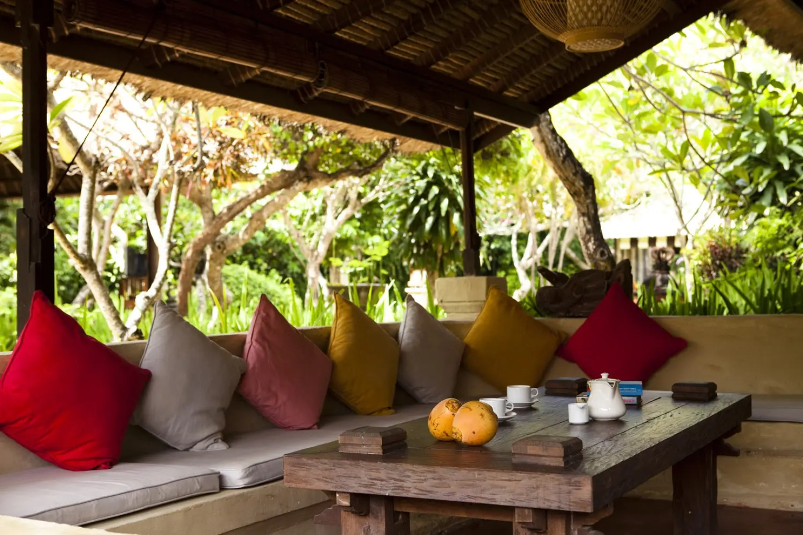 Отель La Taverna Suites