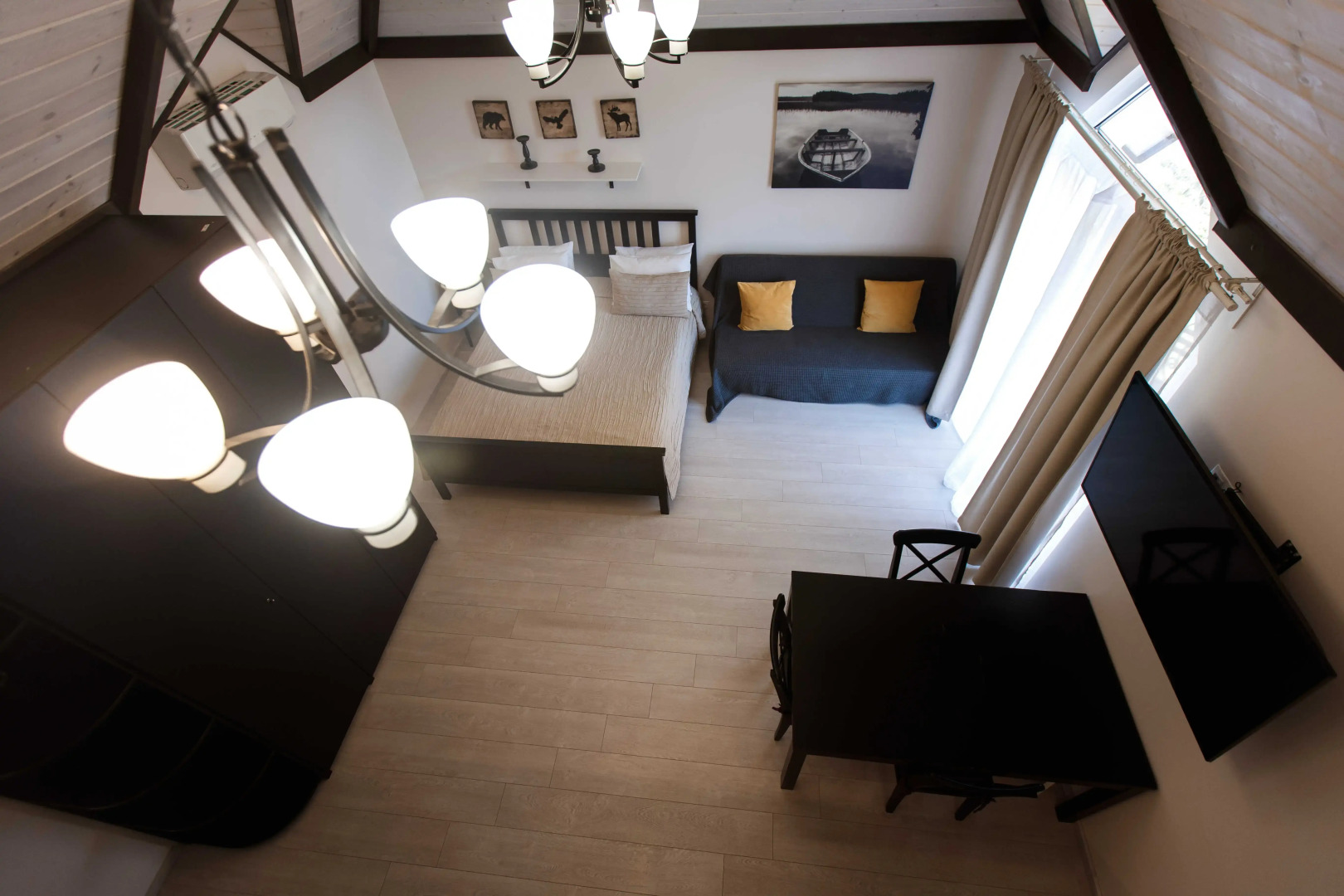 Апартаменты двухуровневые с балконом