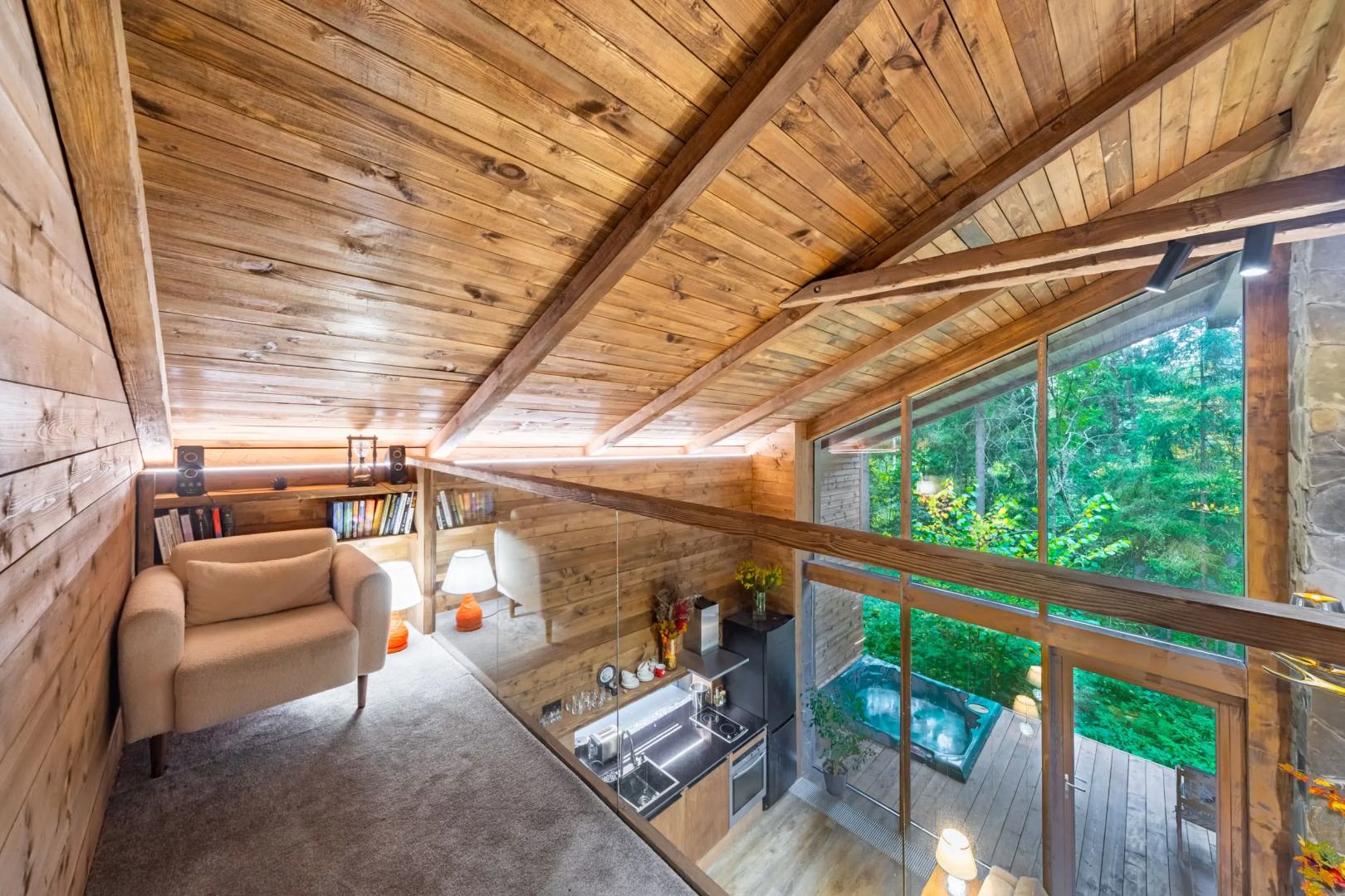 Шале с камином и джакузи в лесу