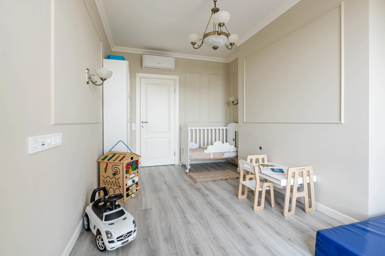 Апартаменты Четырехкомнатные YOUR APART с видом на домик Петра 1 и Неву