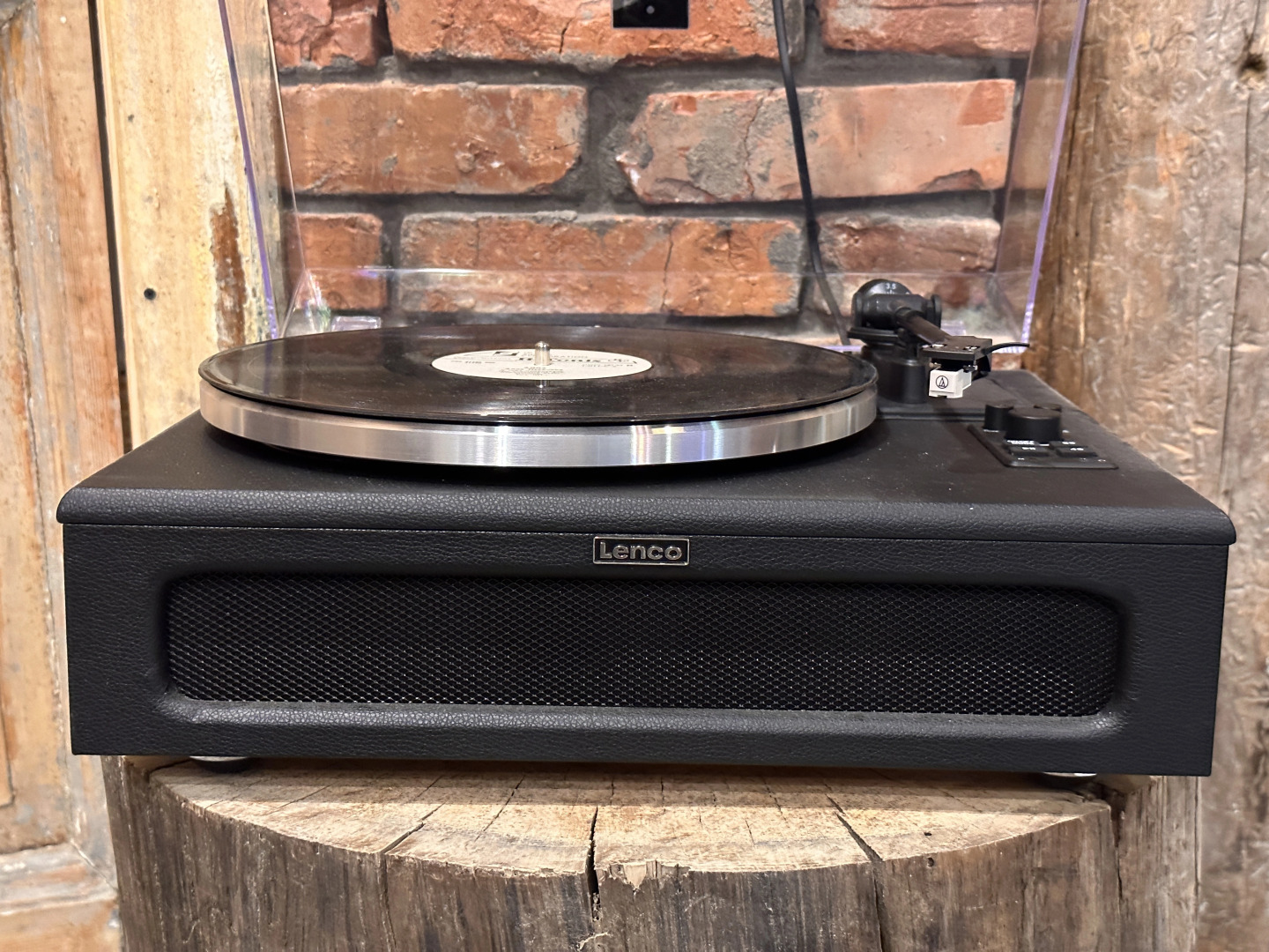 Частный дом гнѣздо с камином и двумя спальнями