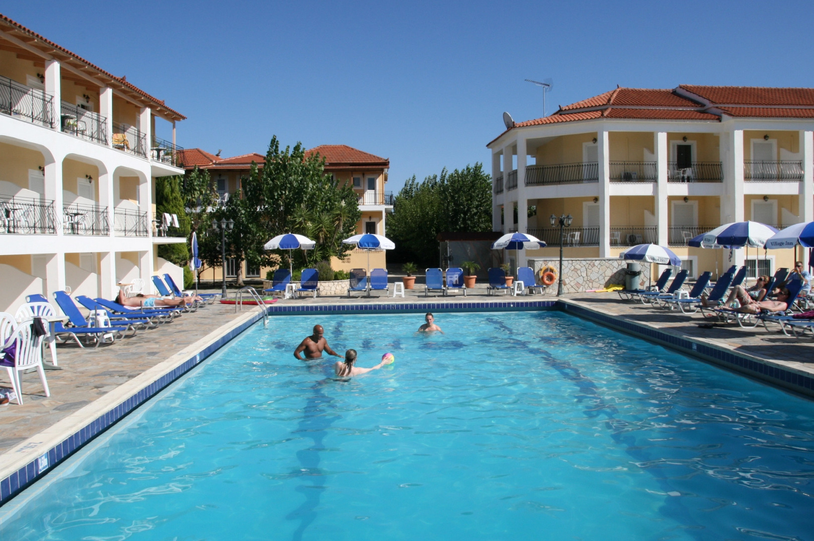 Апарт-отель Village Inn Studios & Family Apartments