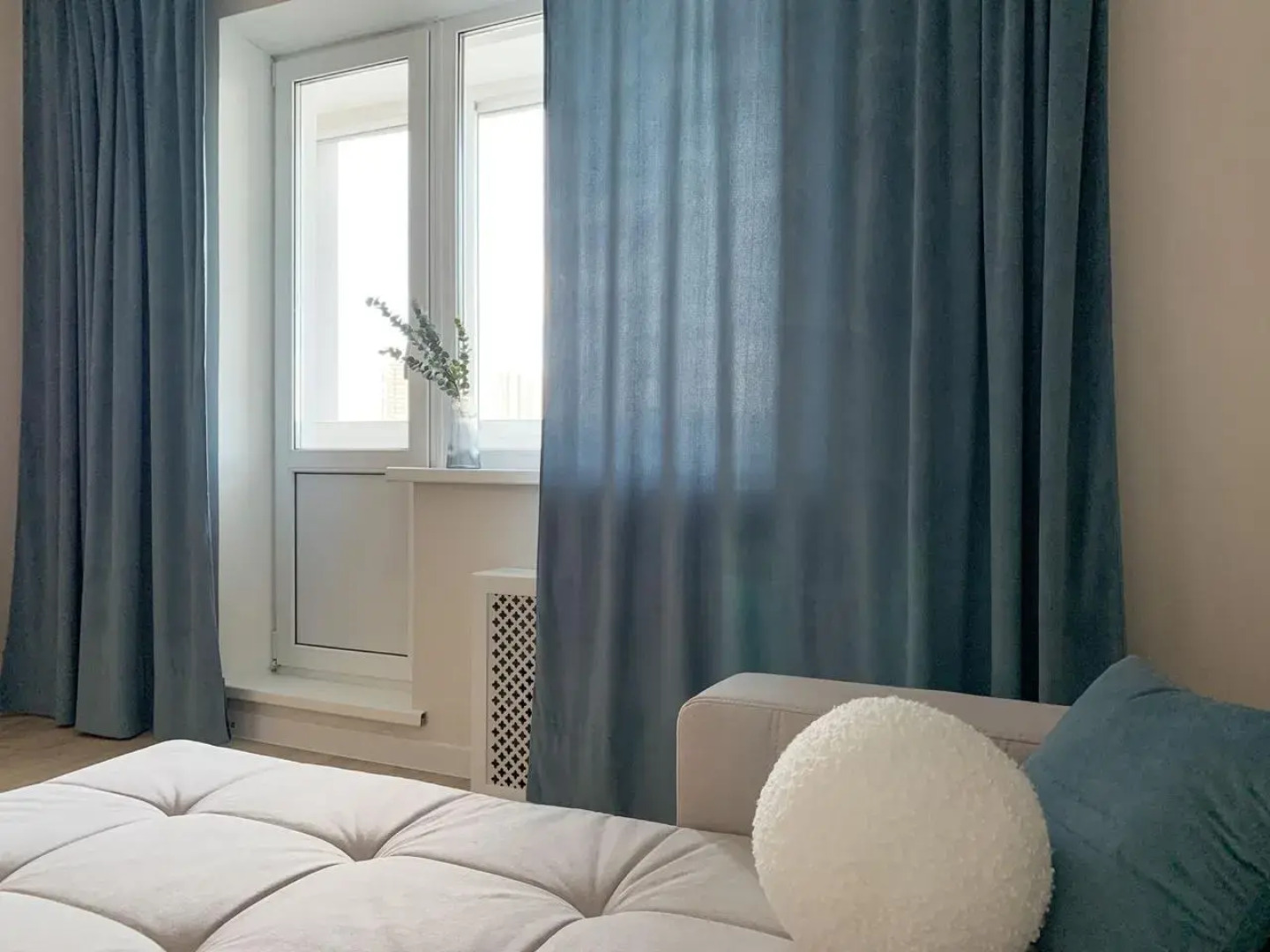 Квартира на Тополиной аллее с просторной кухней