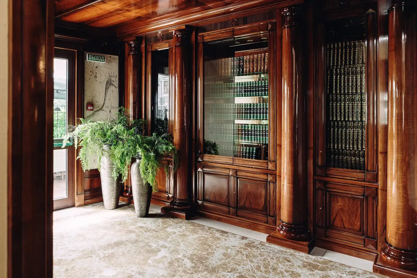 Отель Амбассадори