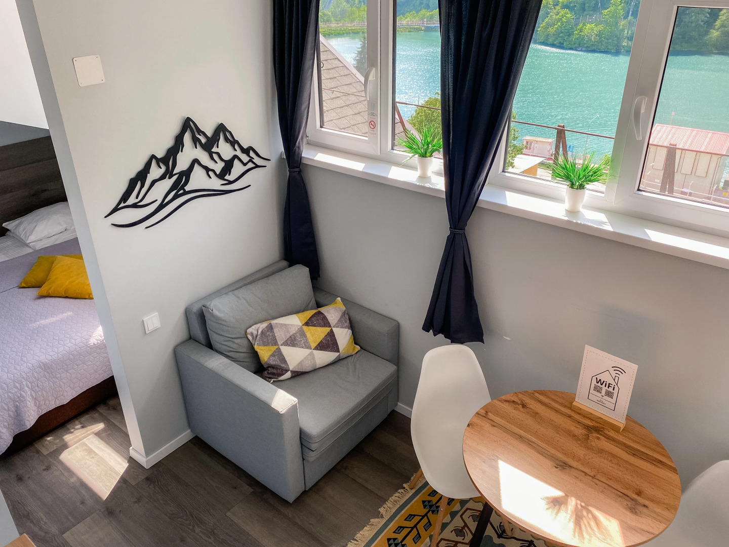 Студия с видом на озеро и горы на улице ГЭС