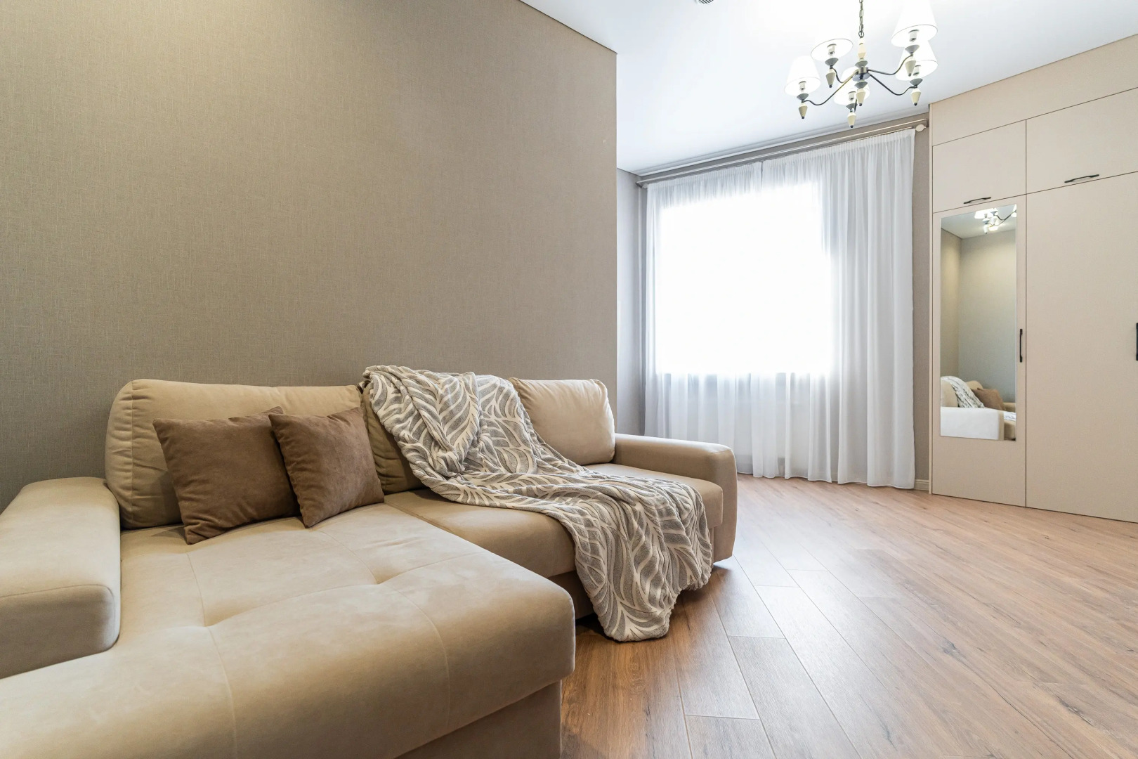 Апартаменты трехкомнатные с панорамным видом на город и море в центре Новороссийска от LetoApart