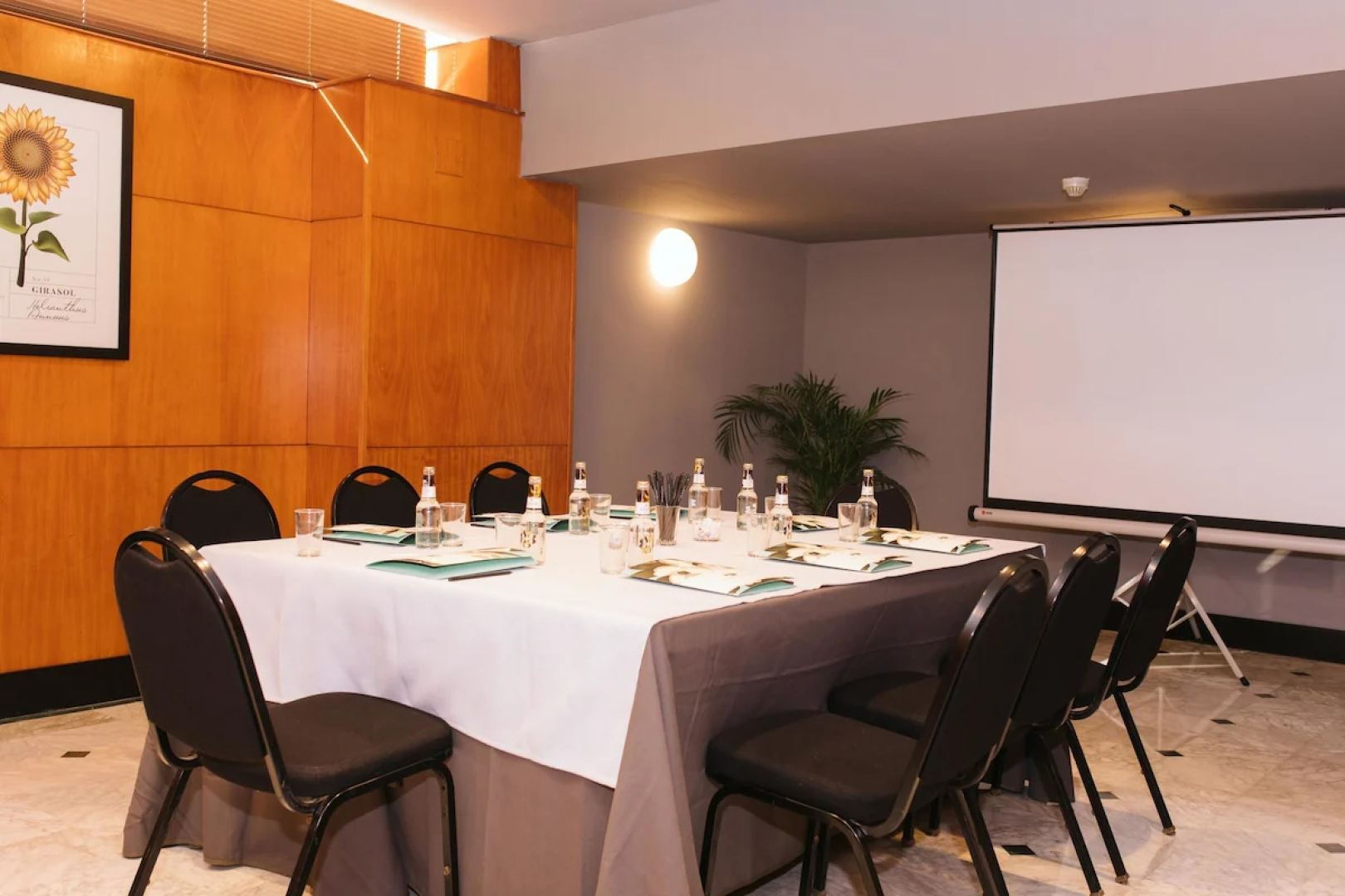 Отель Malcom and Barret