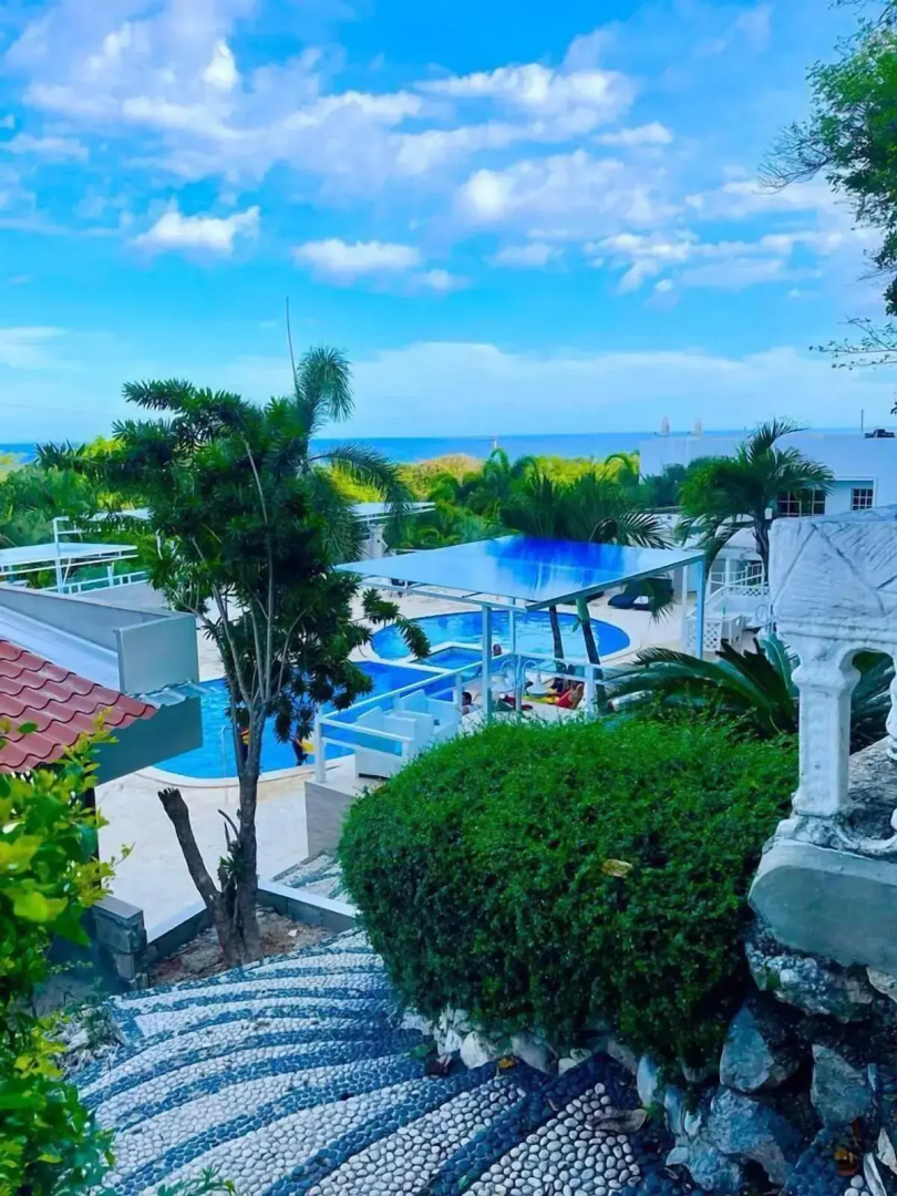 Daymond Blue Tropical Lodge