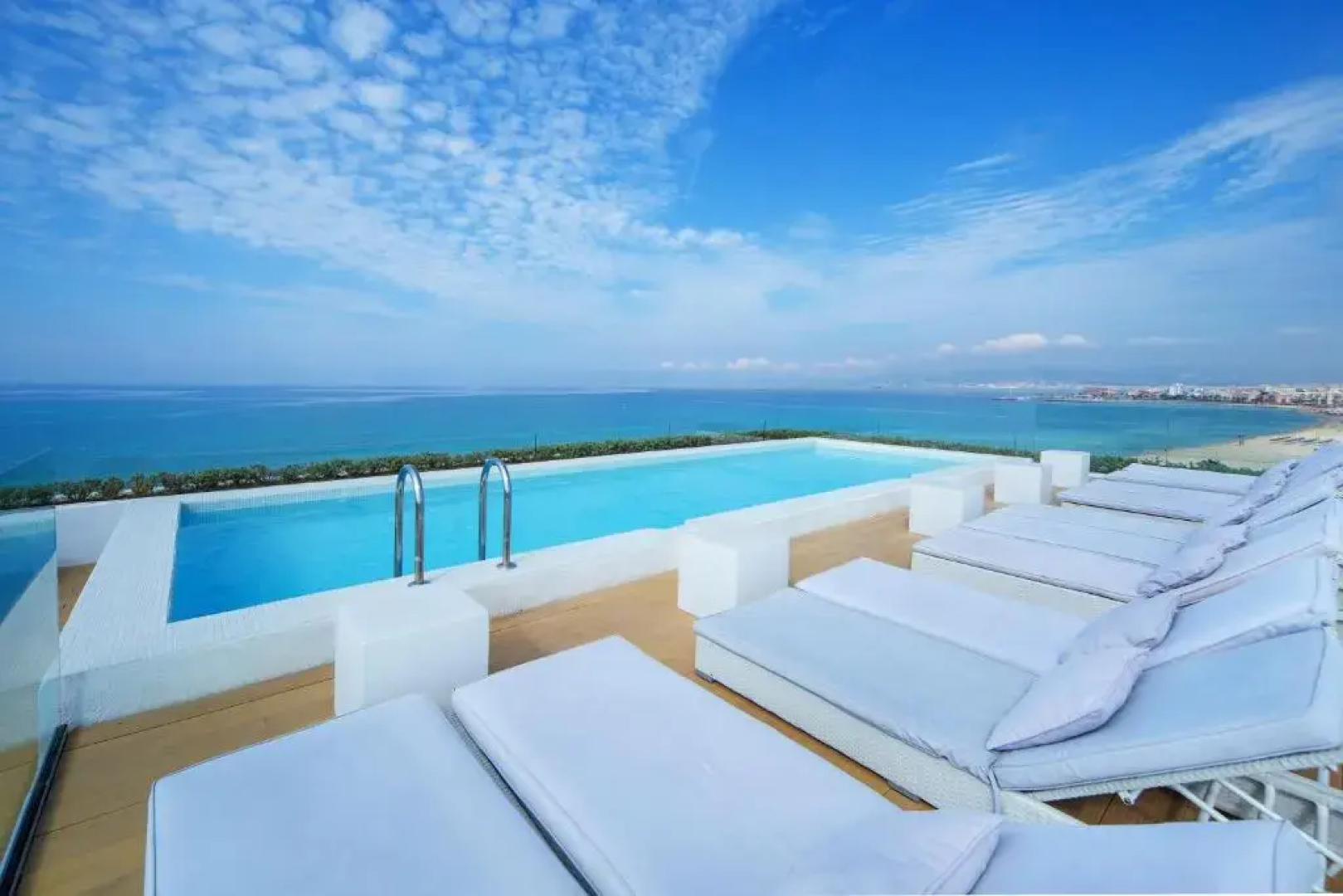 HM Tropical Hotel