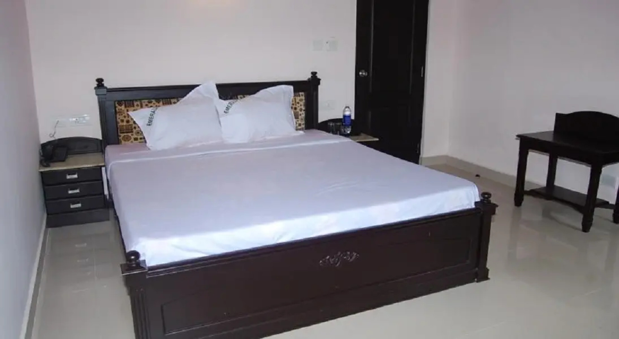 OYO 2817 Hotel Emerald Inn