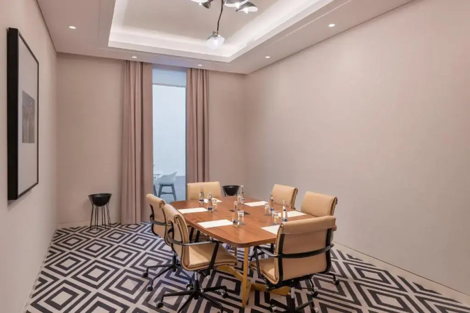 Отель The WB Abu Dhabi, Curio Collection by Hilton