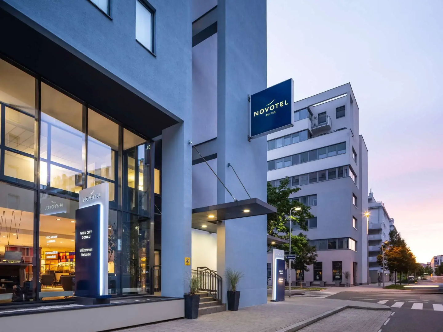 Отель Novotel Suites Wien City Donau
