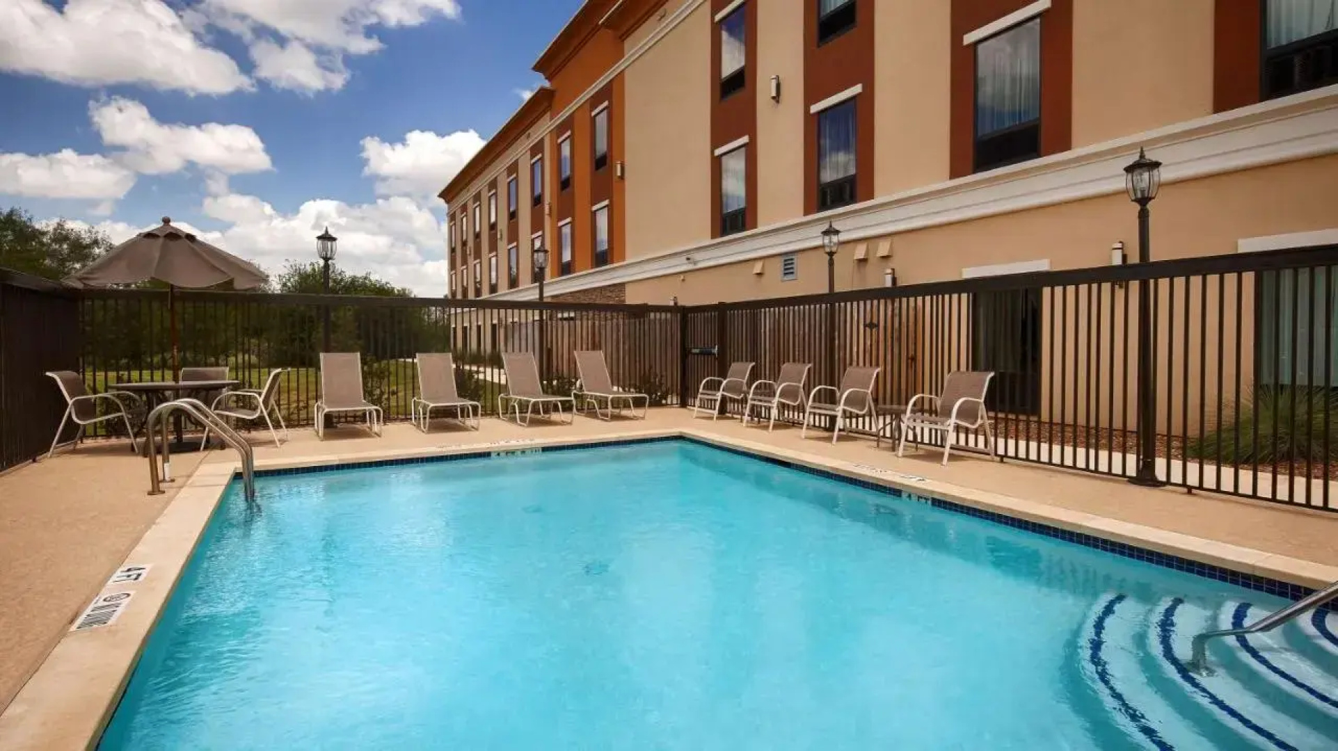 Best Western Plus Elmendorf Hotel / San Antonio Hotel