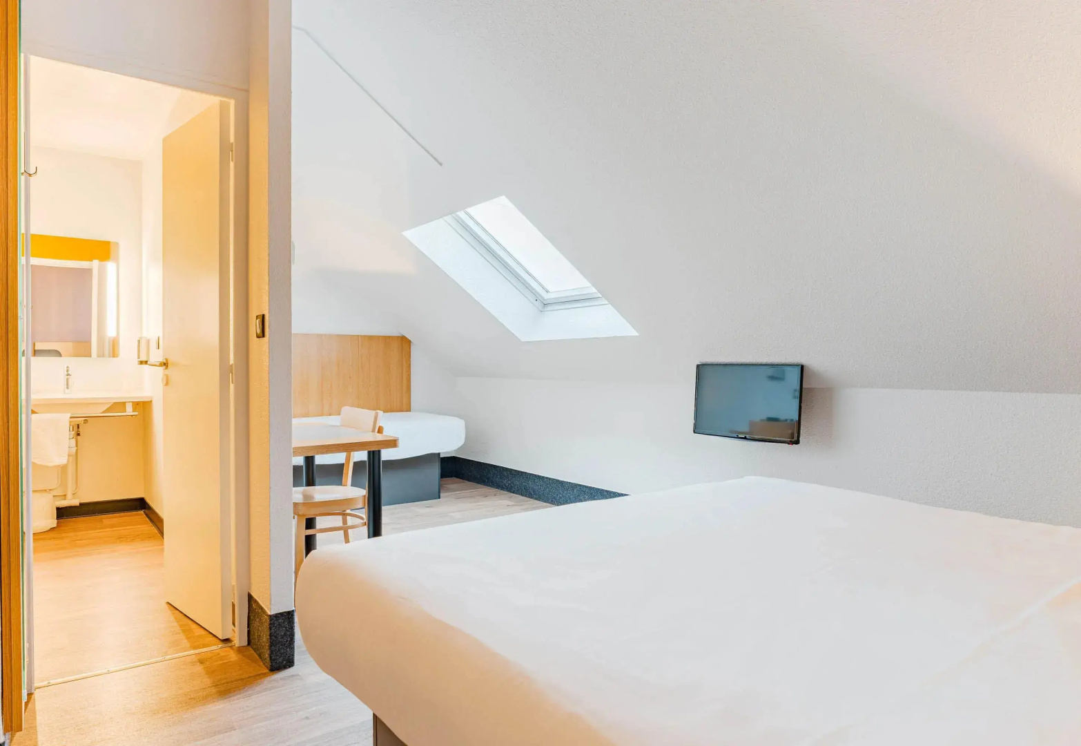 Отель B&B Poitiers 3 Futuroscope