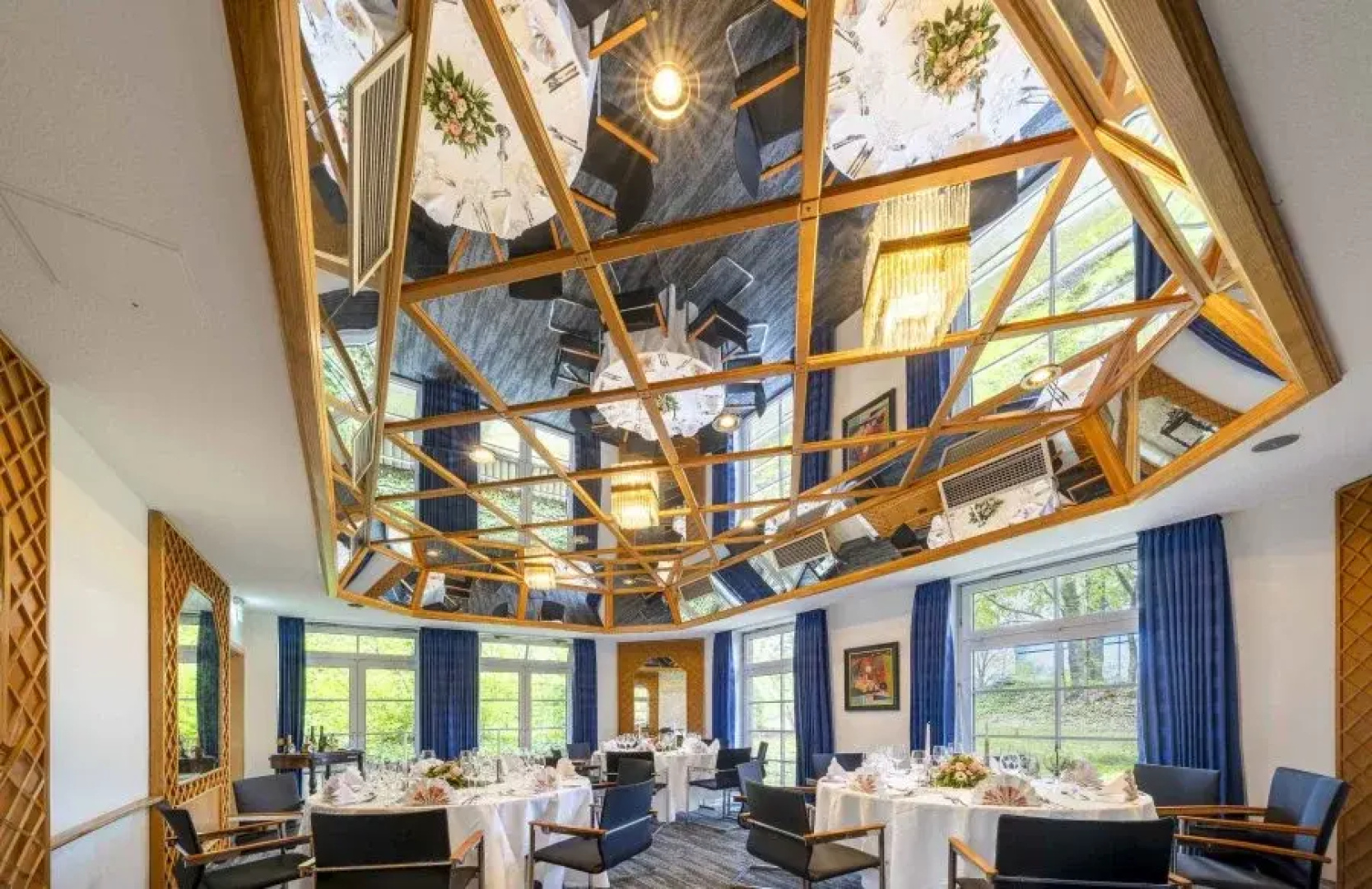 Отель Plaza Inn Schmoeker-Hof