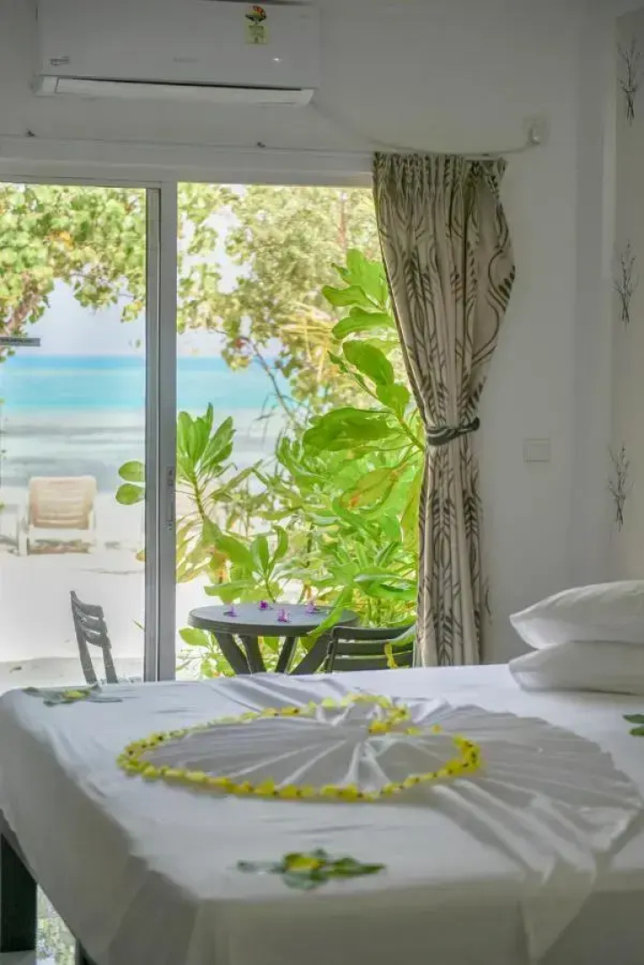 Отель Crown Beach Villas