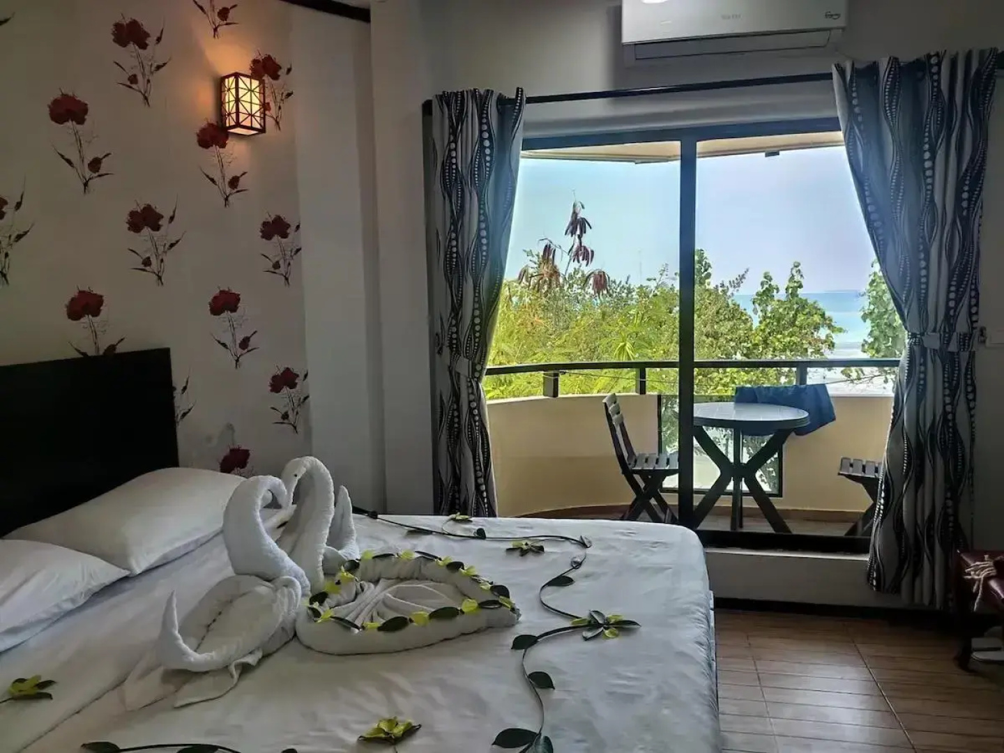 Отель Crown Beach Villas
