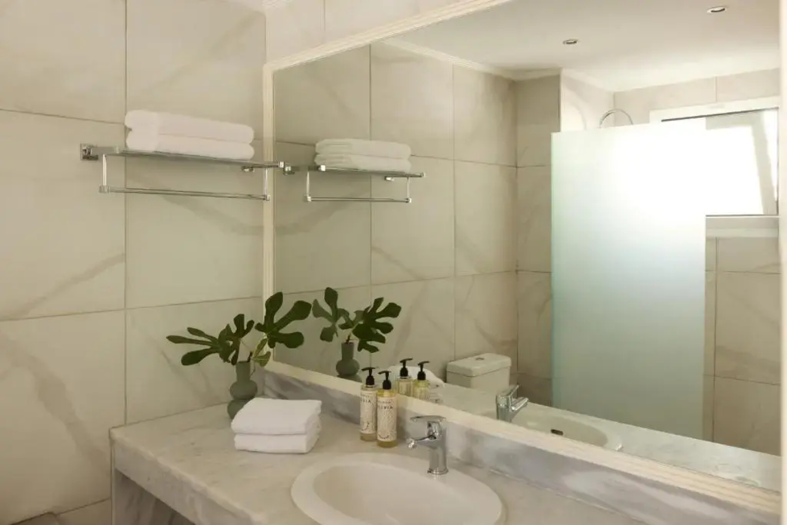 “Kiotari Miraluna Beach Resort”