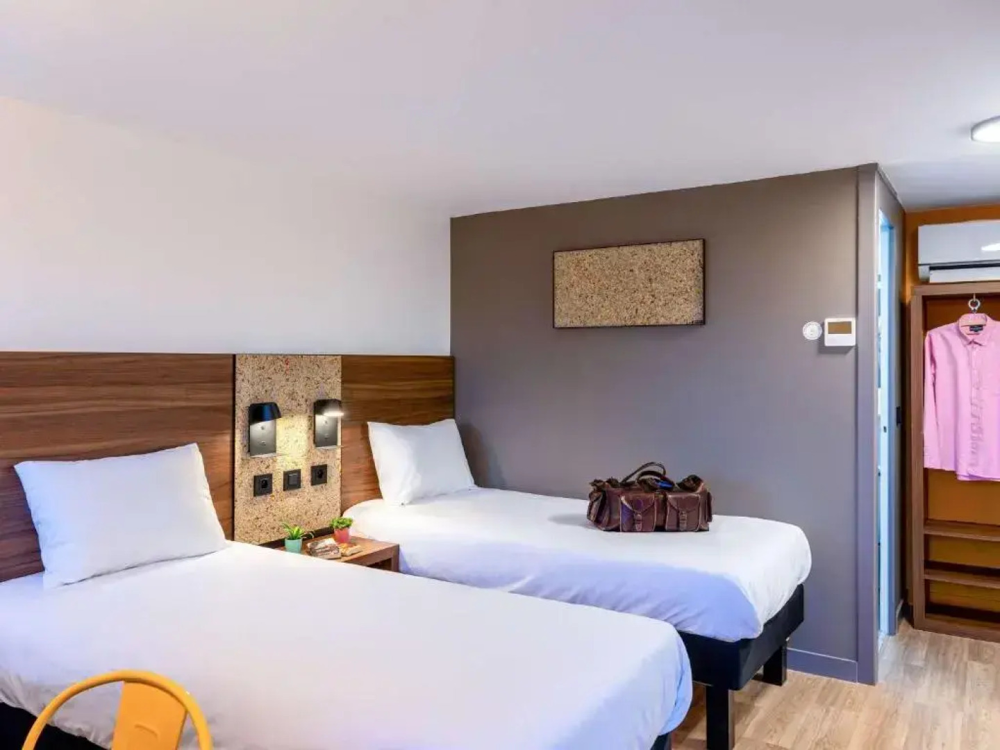 greet Hotel Chatellerault