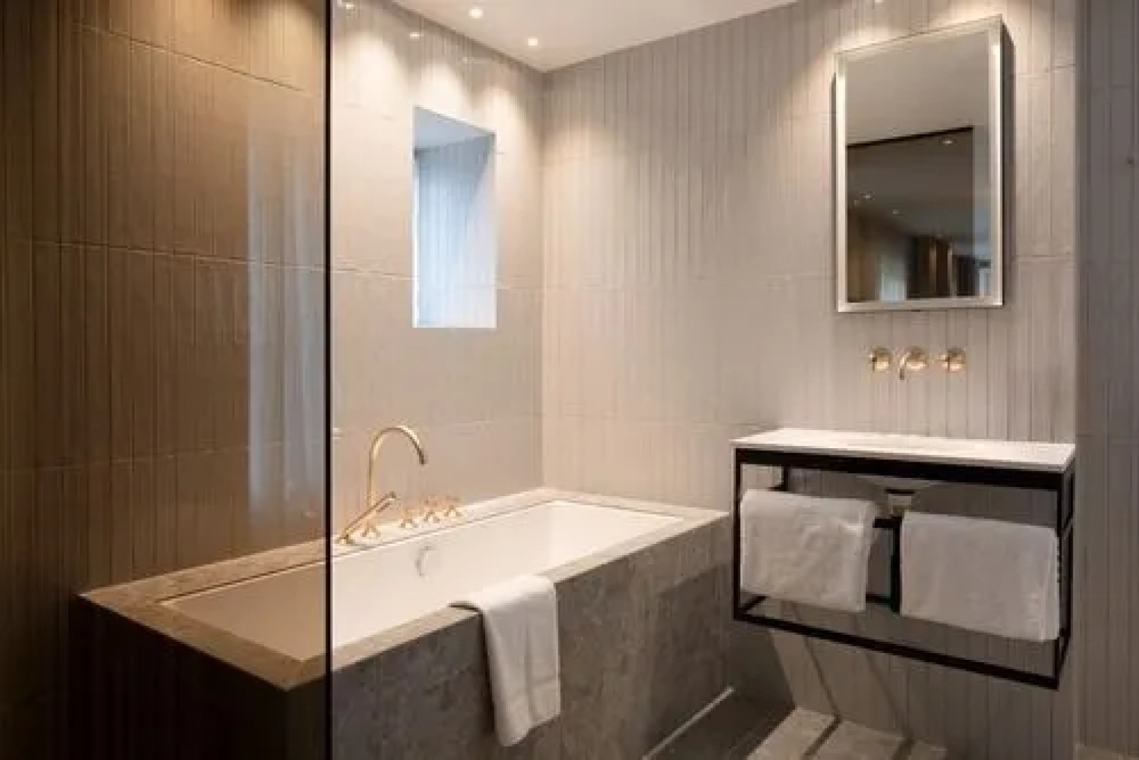 Ascot Hotel & Apartments