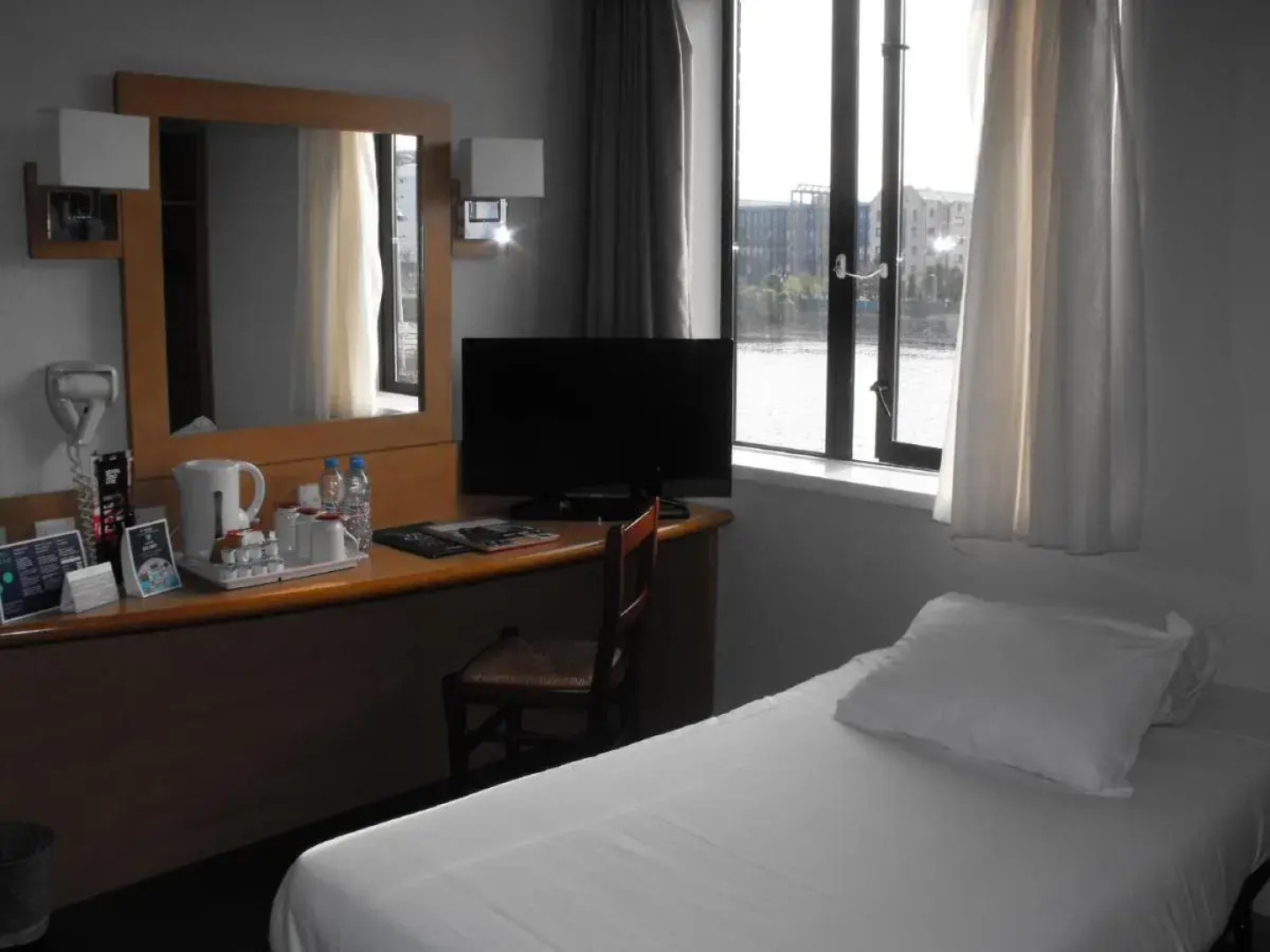 Отель Travelodge Liverpool Central Queens Dock and Arena