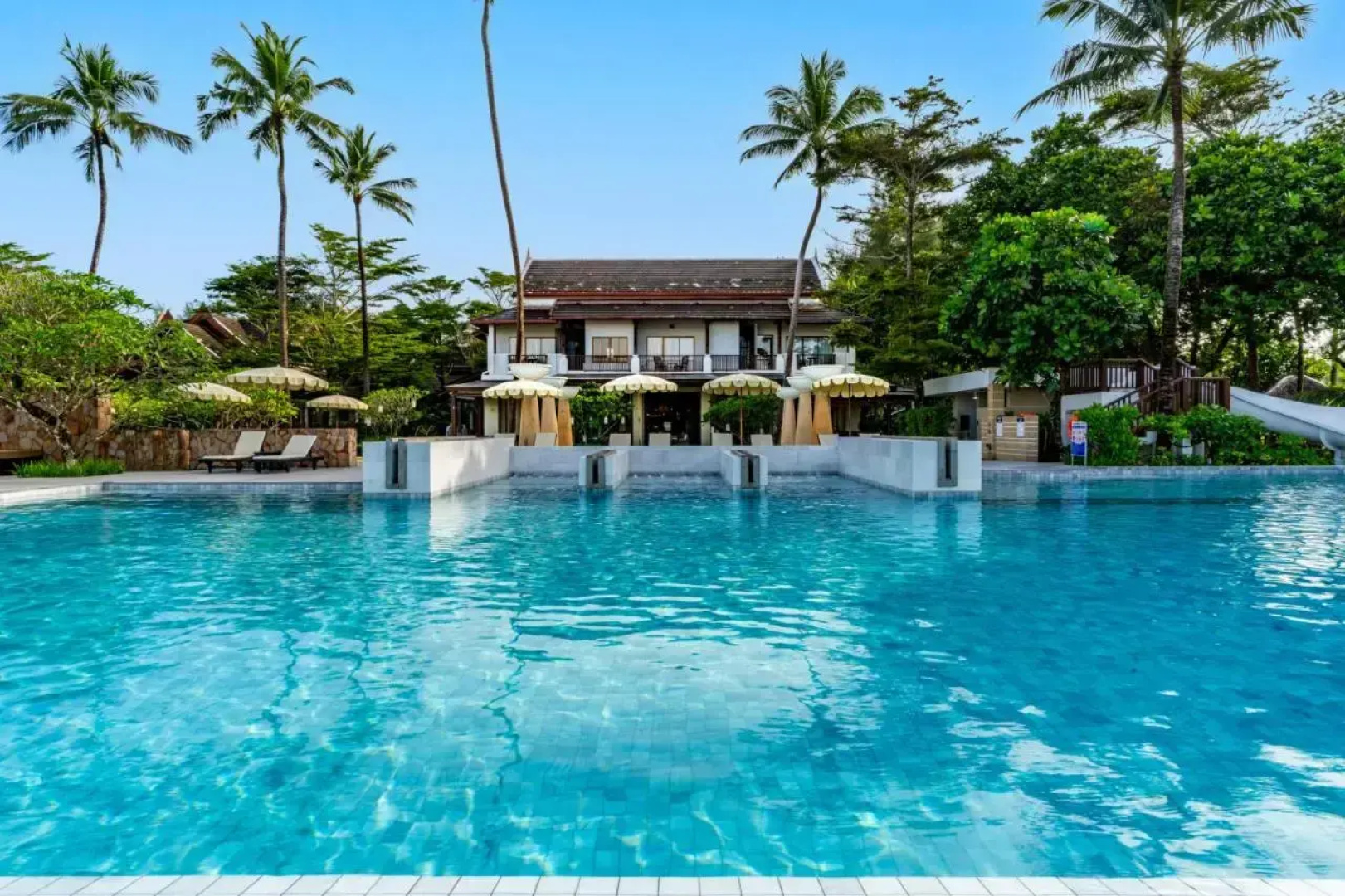 Отель Apsara Beachfront Resort and Villa 