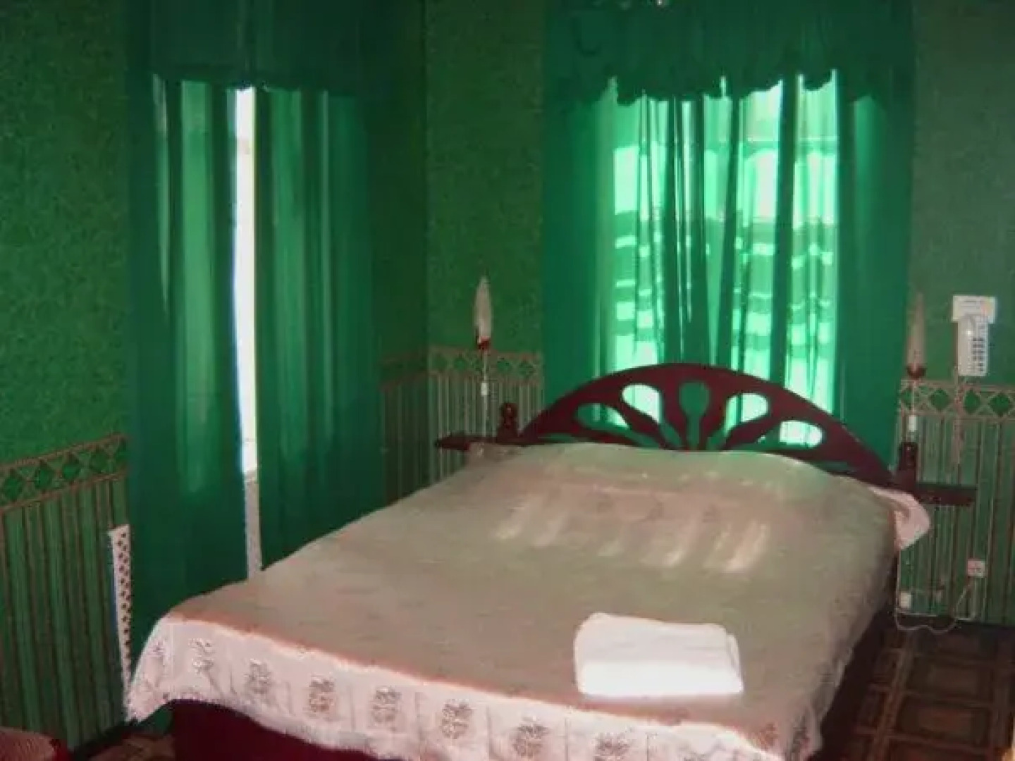 Mini Hotel Black and White