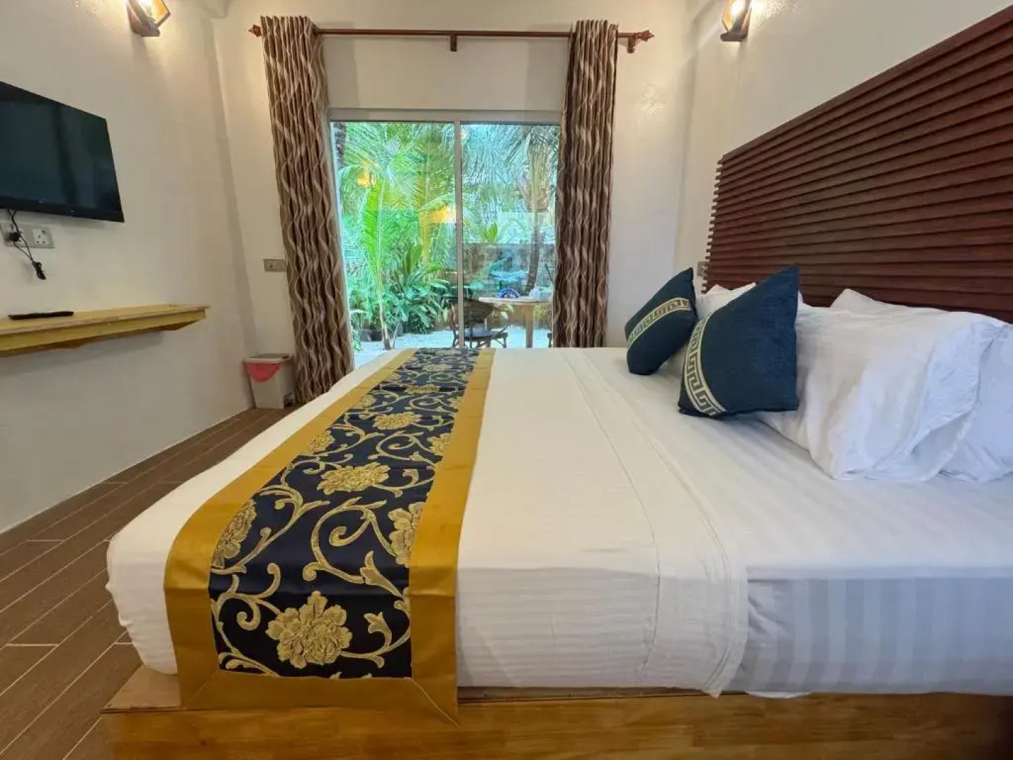Blue Water Thoddoo Inn