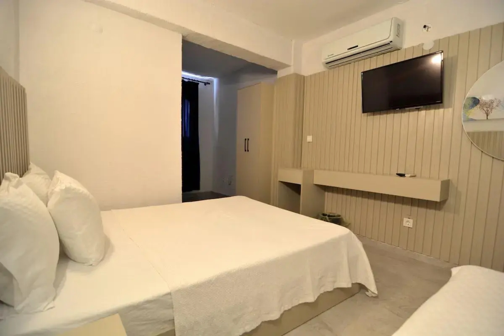 Ados Hotel