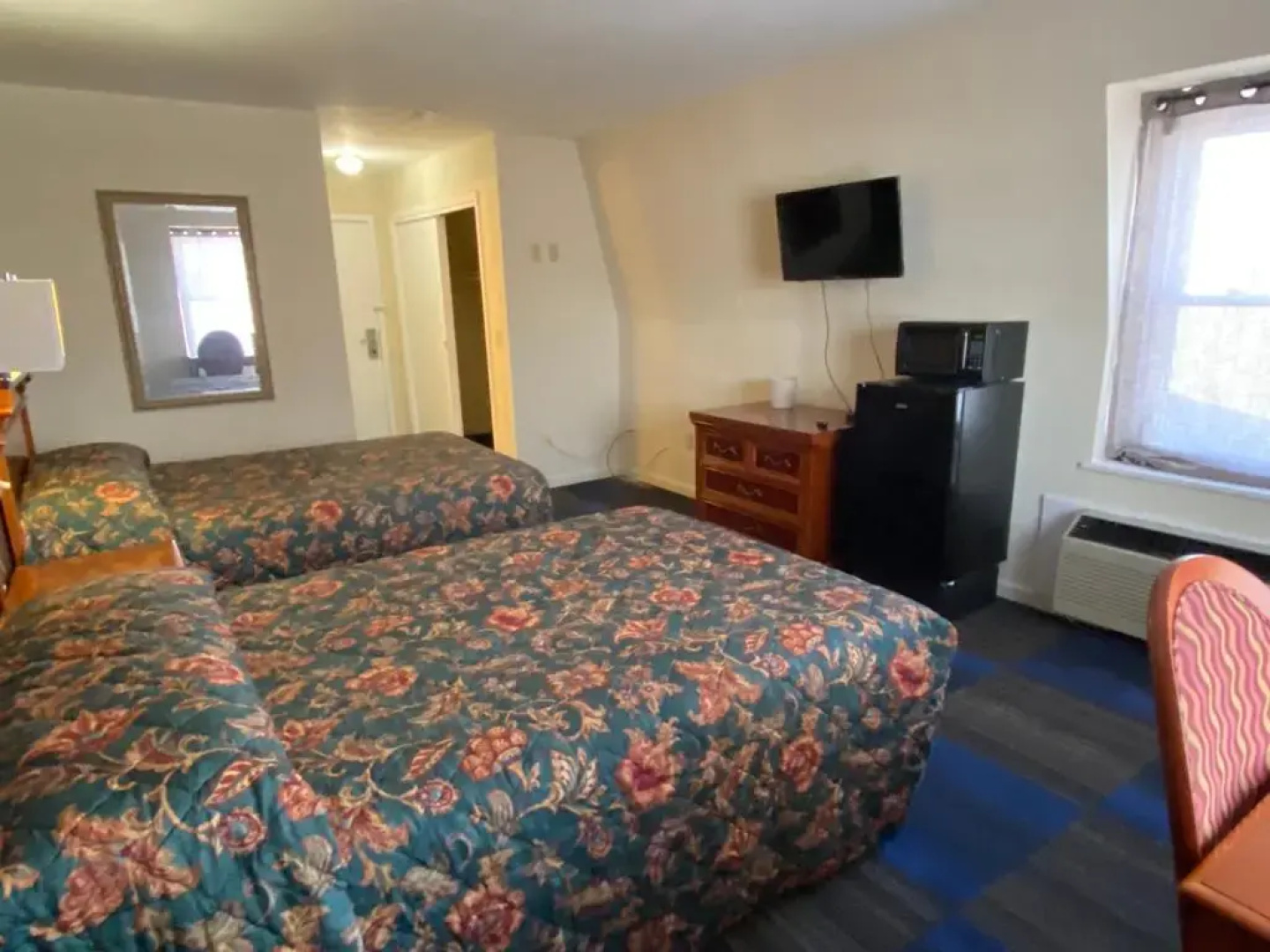 Country Club Inn & Suites