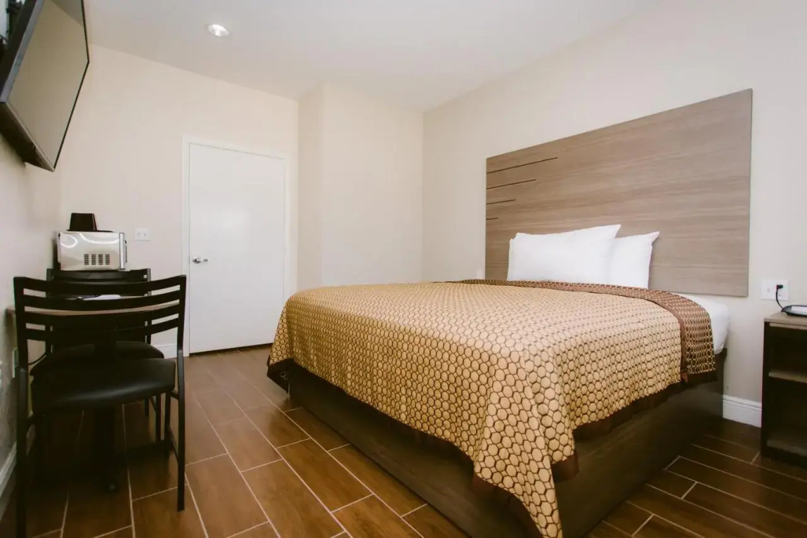 Scottish Inn & Suites