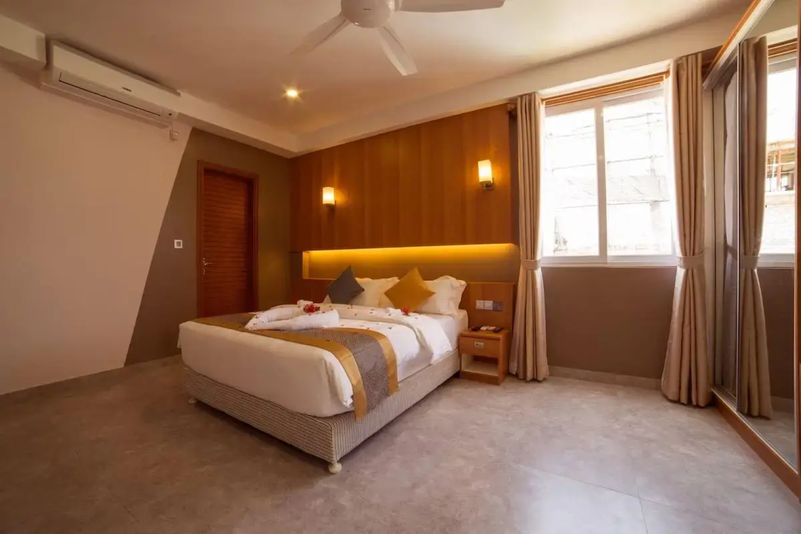 Отель Kuredhi Beach Inn