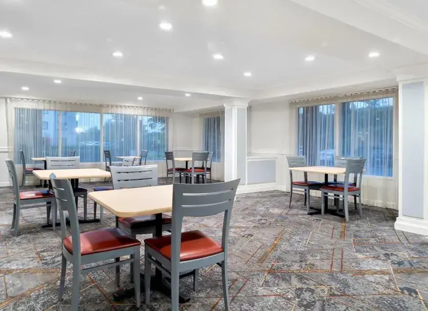 HomeTowne Studios by Red Roof Auburn Hills