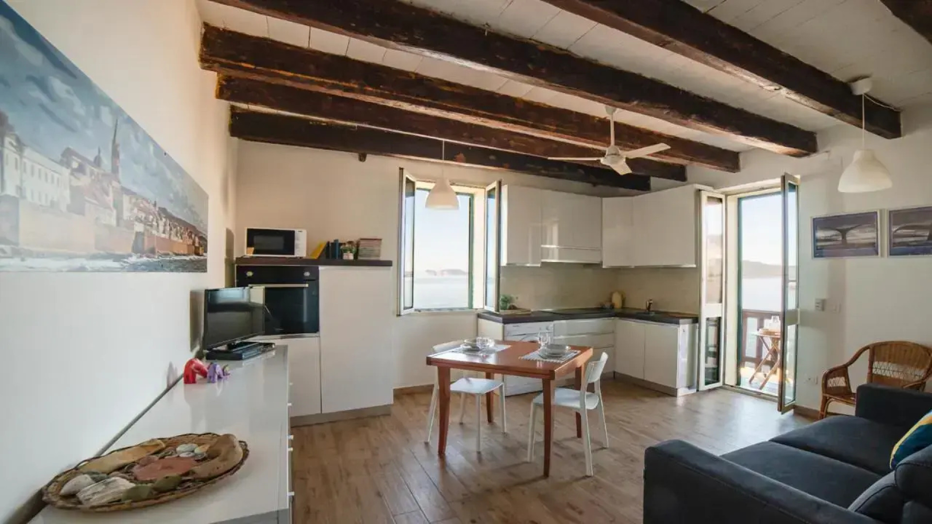 Welcomely - Waterfront Home a Balcony on the sea