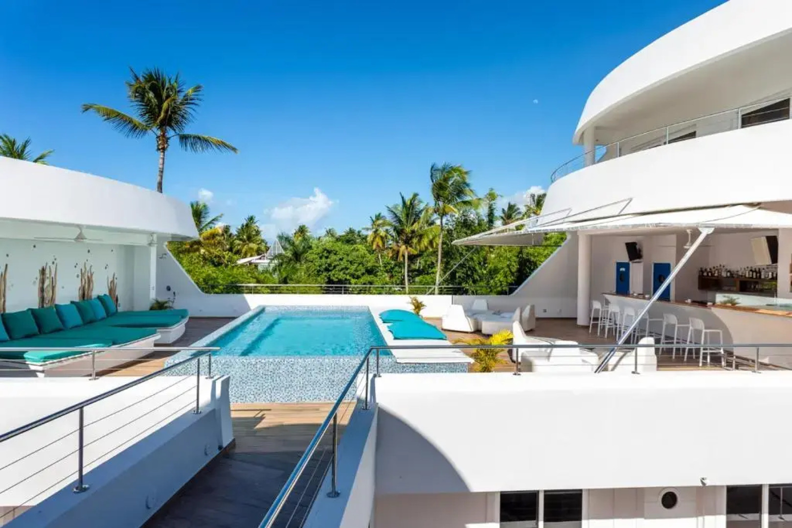 Puerto Plaza Hotel & Shops 