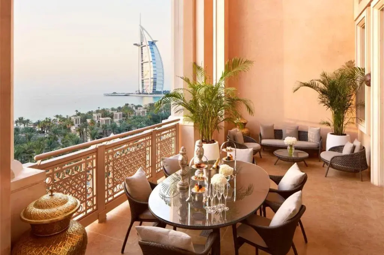 Отель Jumeirah Al Qasr Dubai