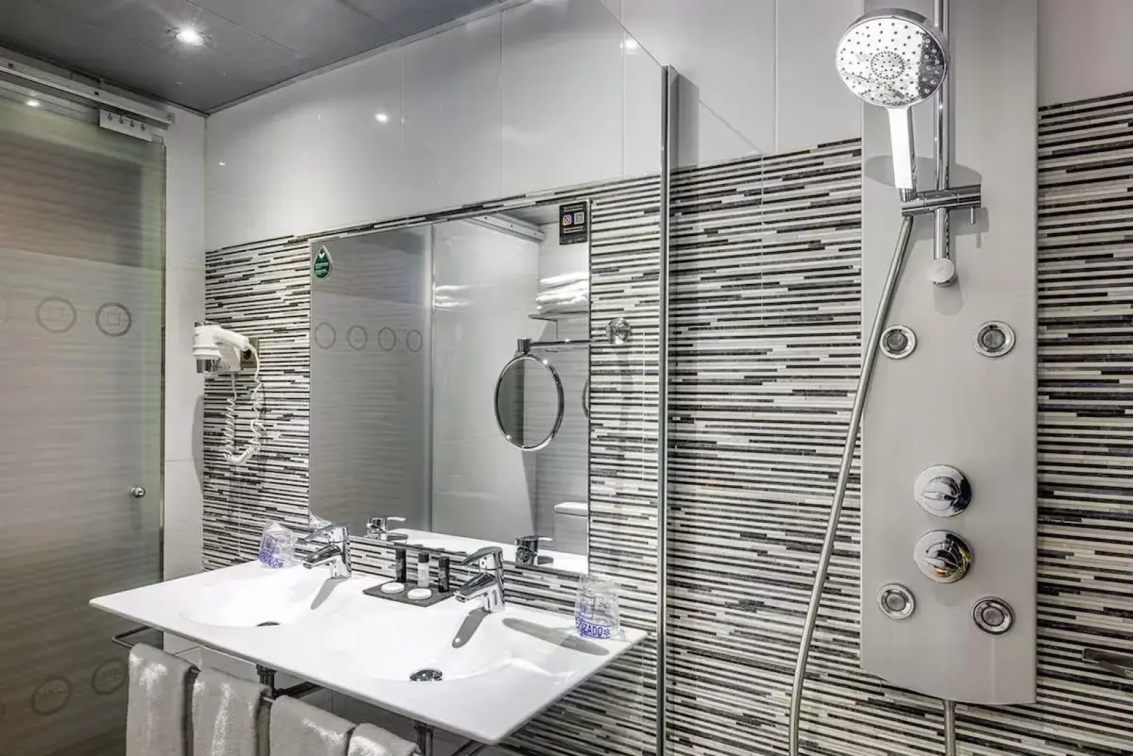 Отель Ronda Lesseps